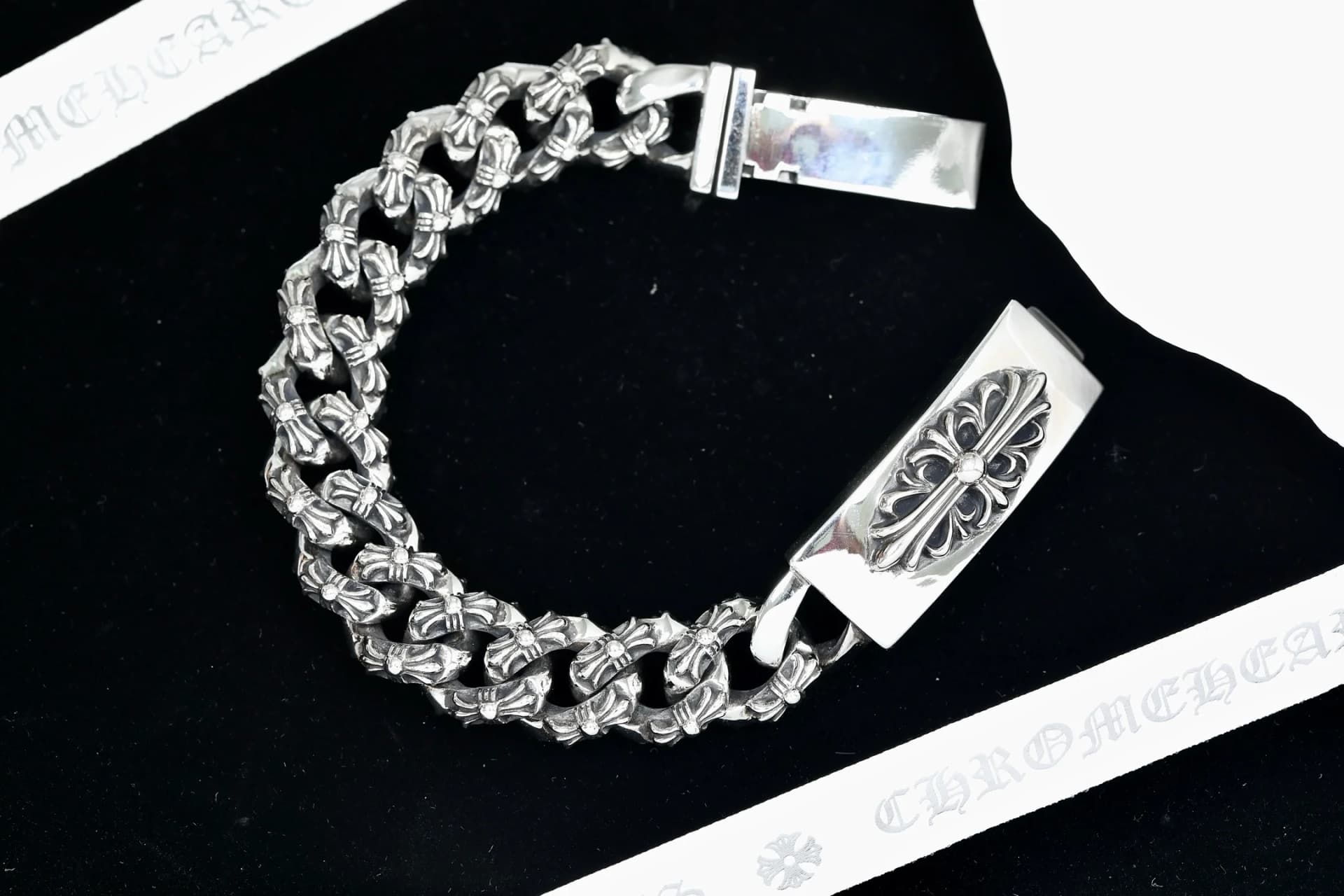 Серебряный браслет-цепь Chrome Hearts Floral Cross ID в расстегнутом виде