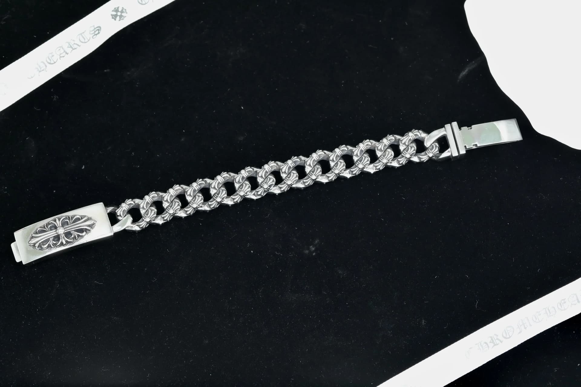 Браслет-цепь Chrome Hearts из серебра 925 пробы, разложенный по длине