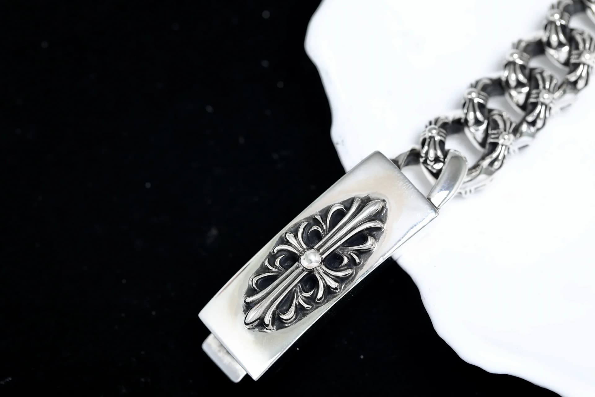 Крупный план ID-пластины браслета Chrome Hearts с рельефным крестом