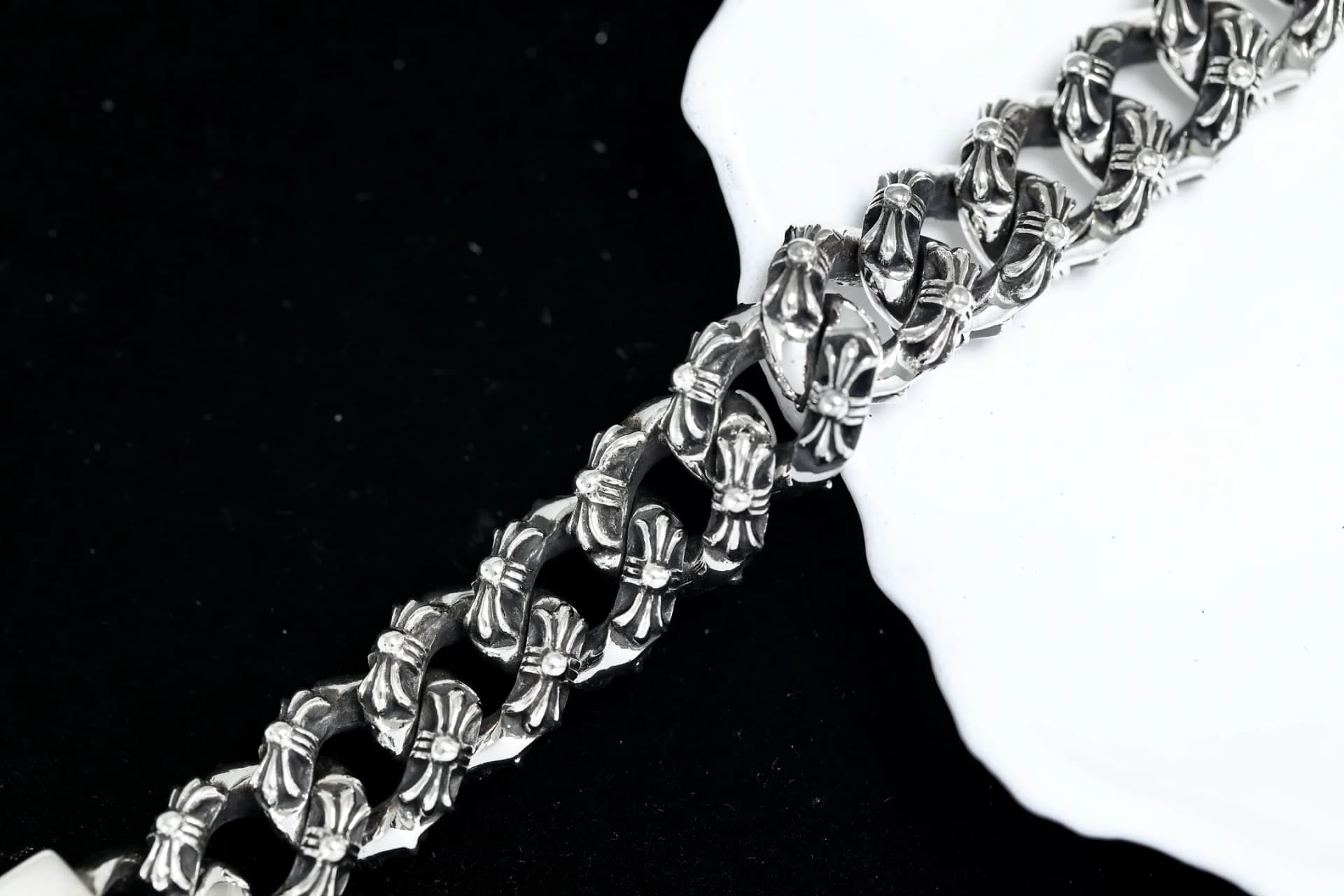 Крупный план звеньев цепи Fancy Link с крестовым орнаментом