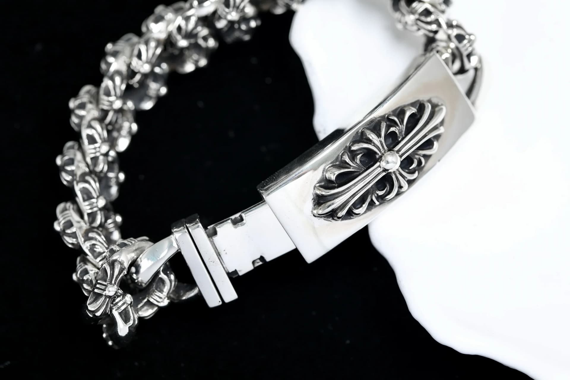Серебряный браслет Chrome Hearts Floral Cross на подставке