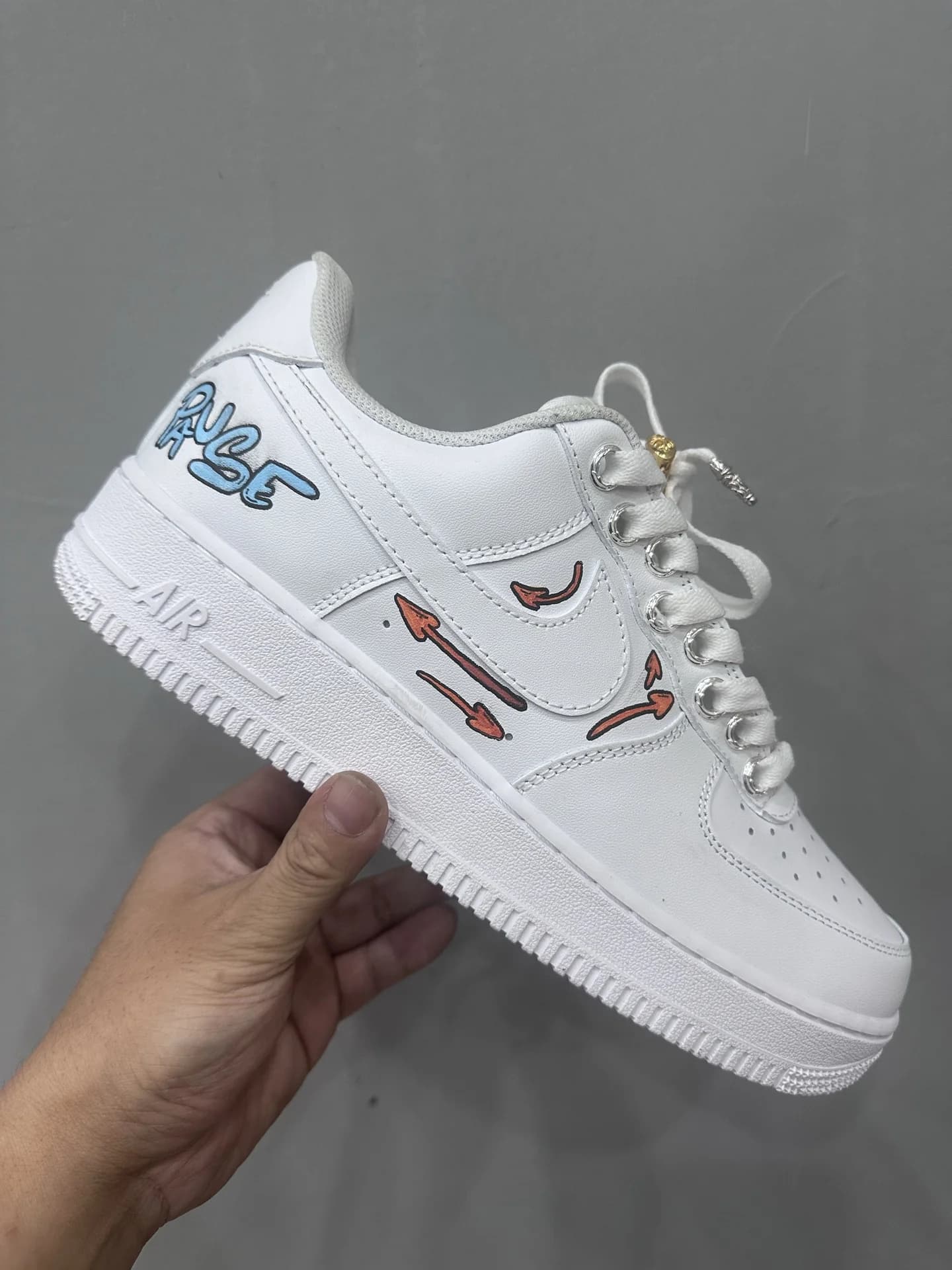 Белые кожаные кроссовки Chrome Hearts x Nike Air Force 1 Matty Boy с разноцветными рисунками, вид сбоку