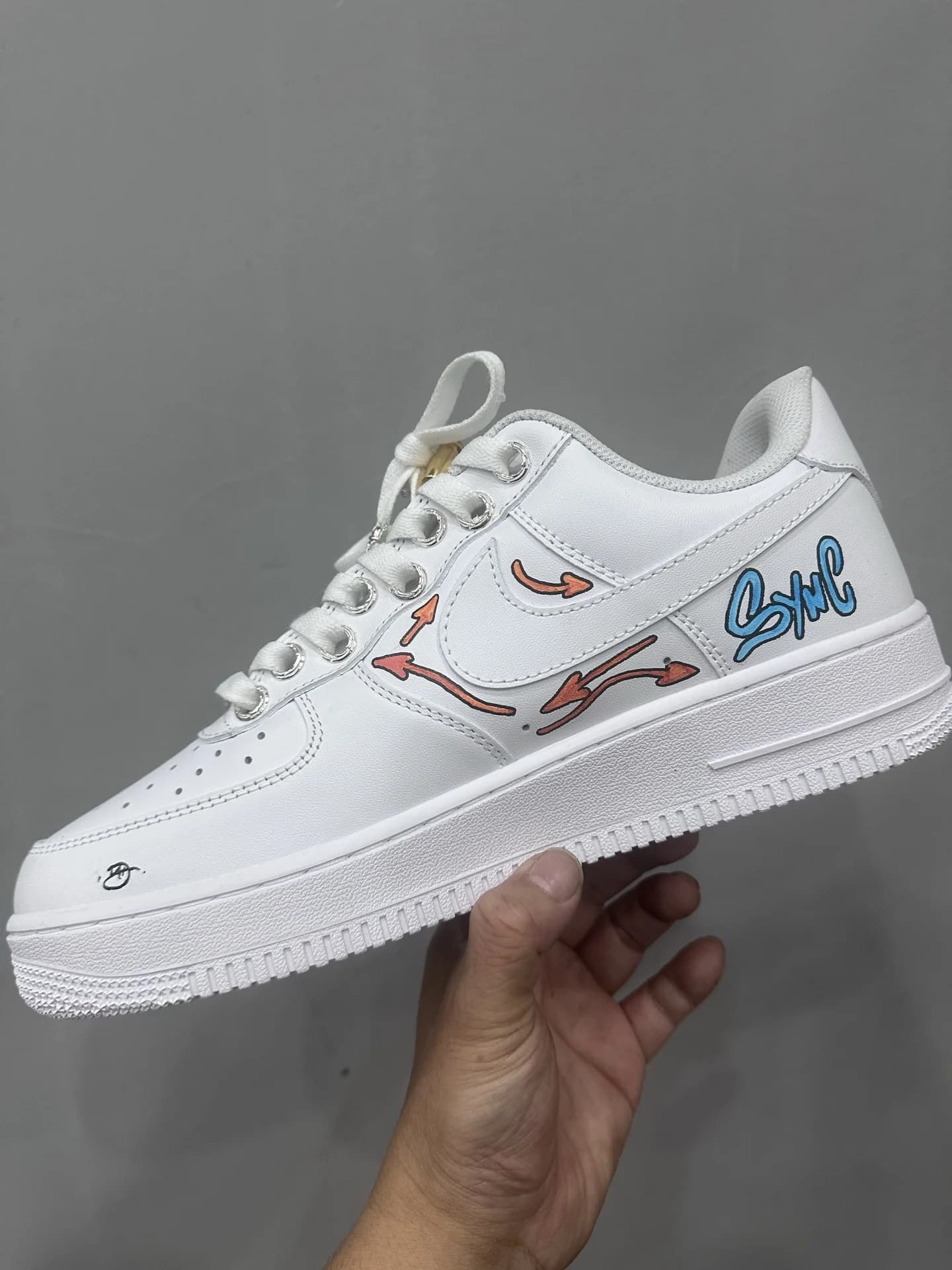 Белые кожаные кроссовки Chrome Hearts x Nike Air Force 1 Matty Boy с разноцветными рисунками, вид сбоку