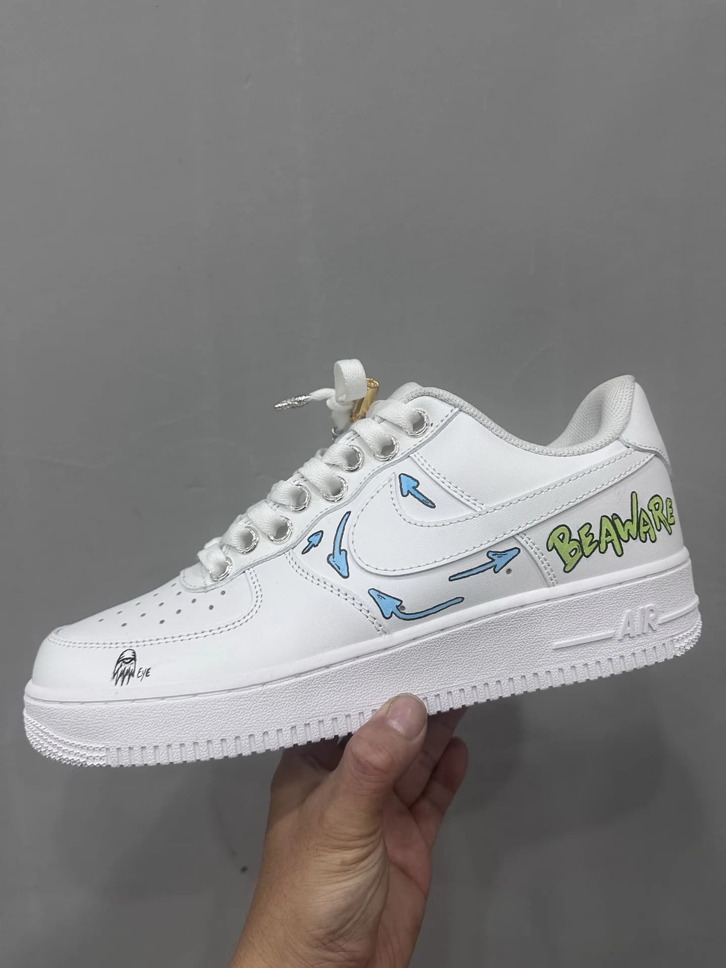 Белые кожаные кроссовки Chrome Hearts x Nike Air Force 1 Matty Boy с разноцветными рисунками, вид сбоку