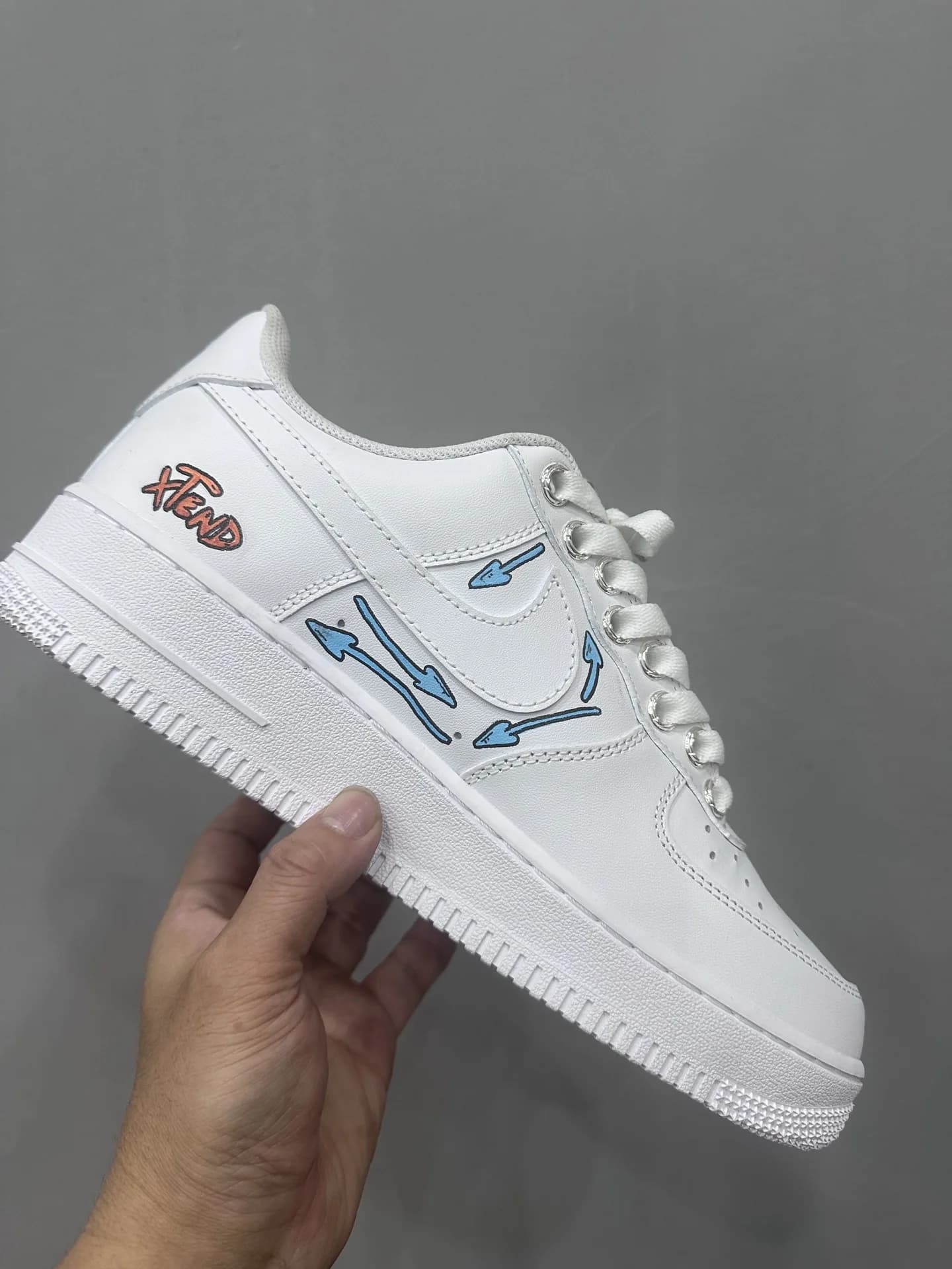 Белые кожаные кроссовки Chrome Hearts x Nike Air Force 1 Matty Boy с разноцветными рисунками, вид сбоку