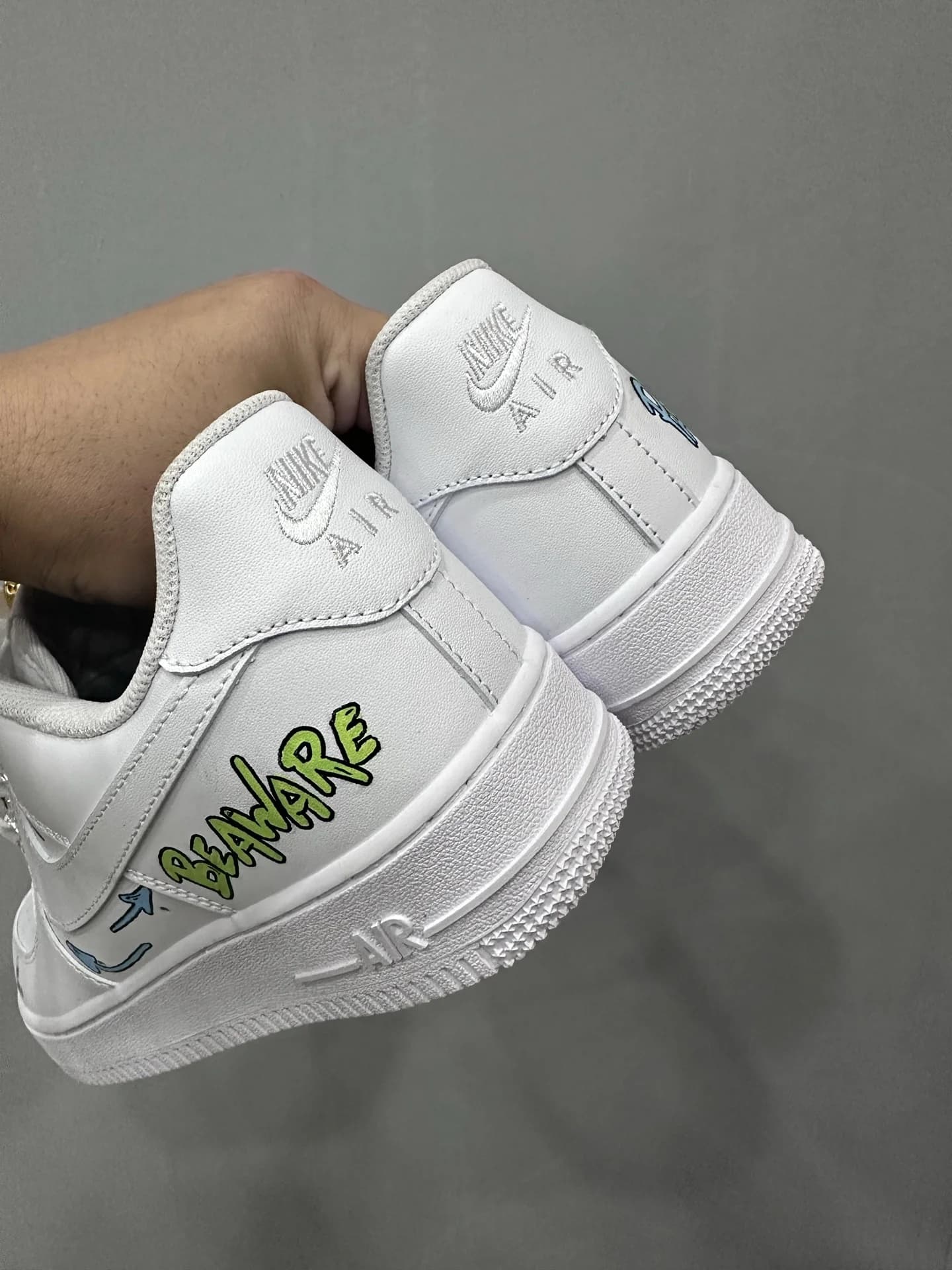 Задняя часть белых кожаных кроссовок Chrome Hearts x Nike Air Force 1 Matty Boy с надписью Beware