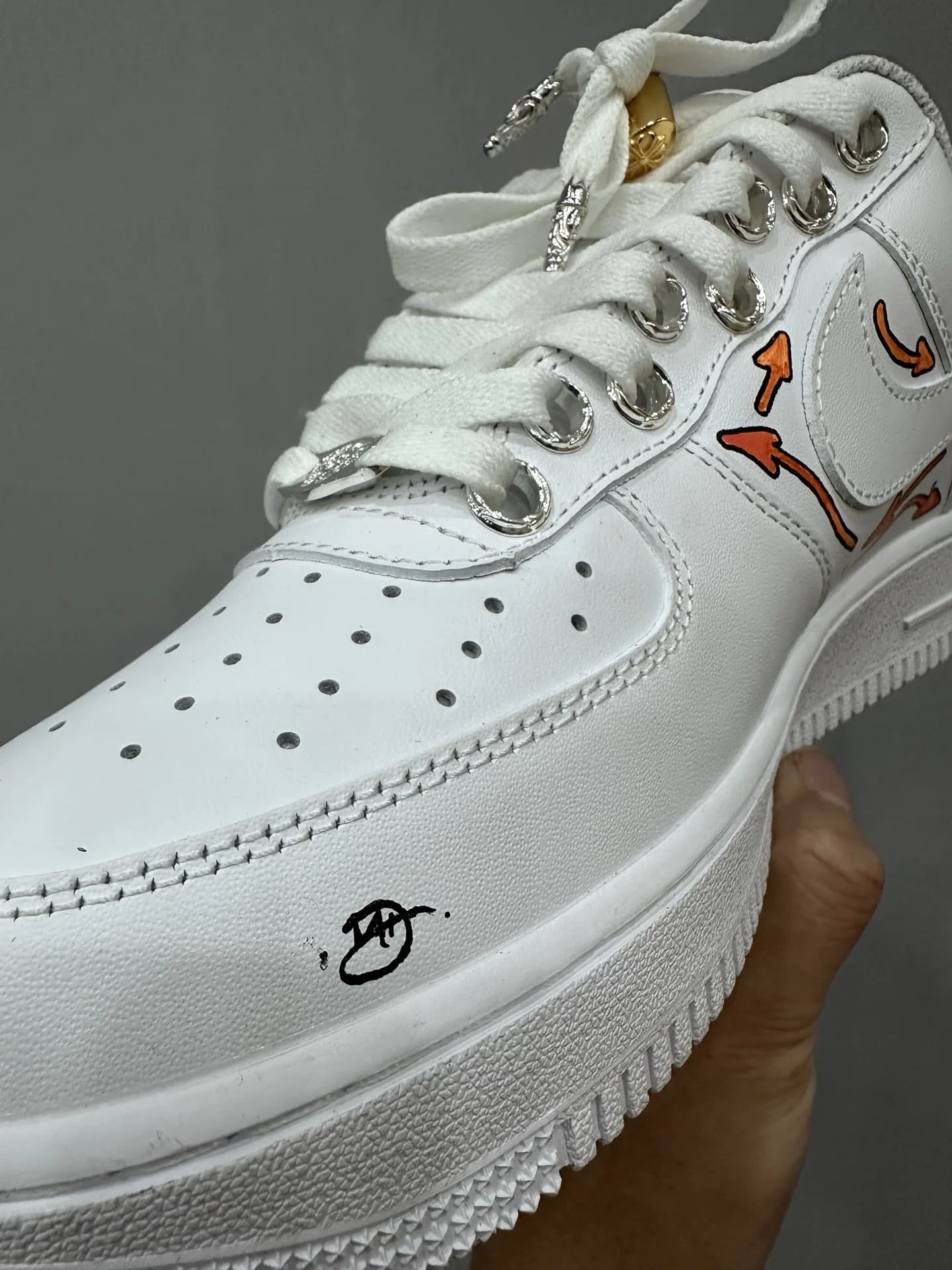 Крупный план мыска белых кожаных кроссовок Chrome Hearts x Nike Air Force 1 Matty Boy