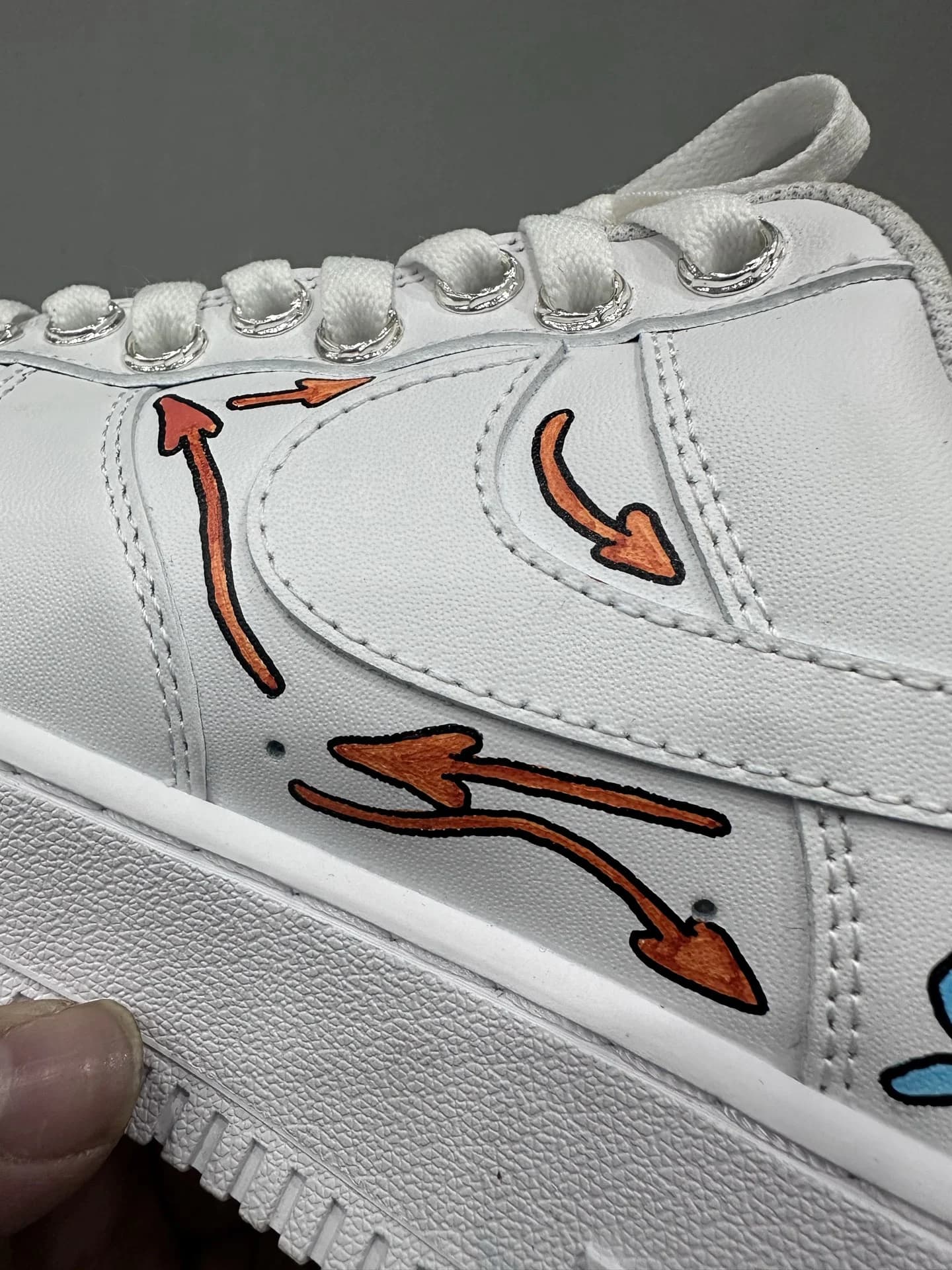 Крупный план боковой части белых кожаных кроссовок Chrome Hearts x Nike Air Force 1 Matty Boy с рисунками стрелок