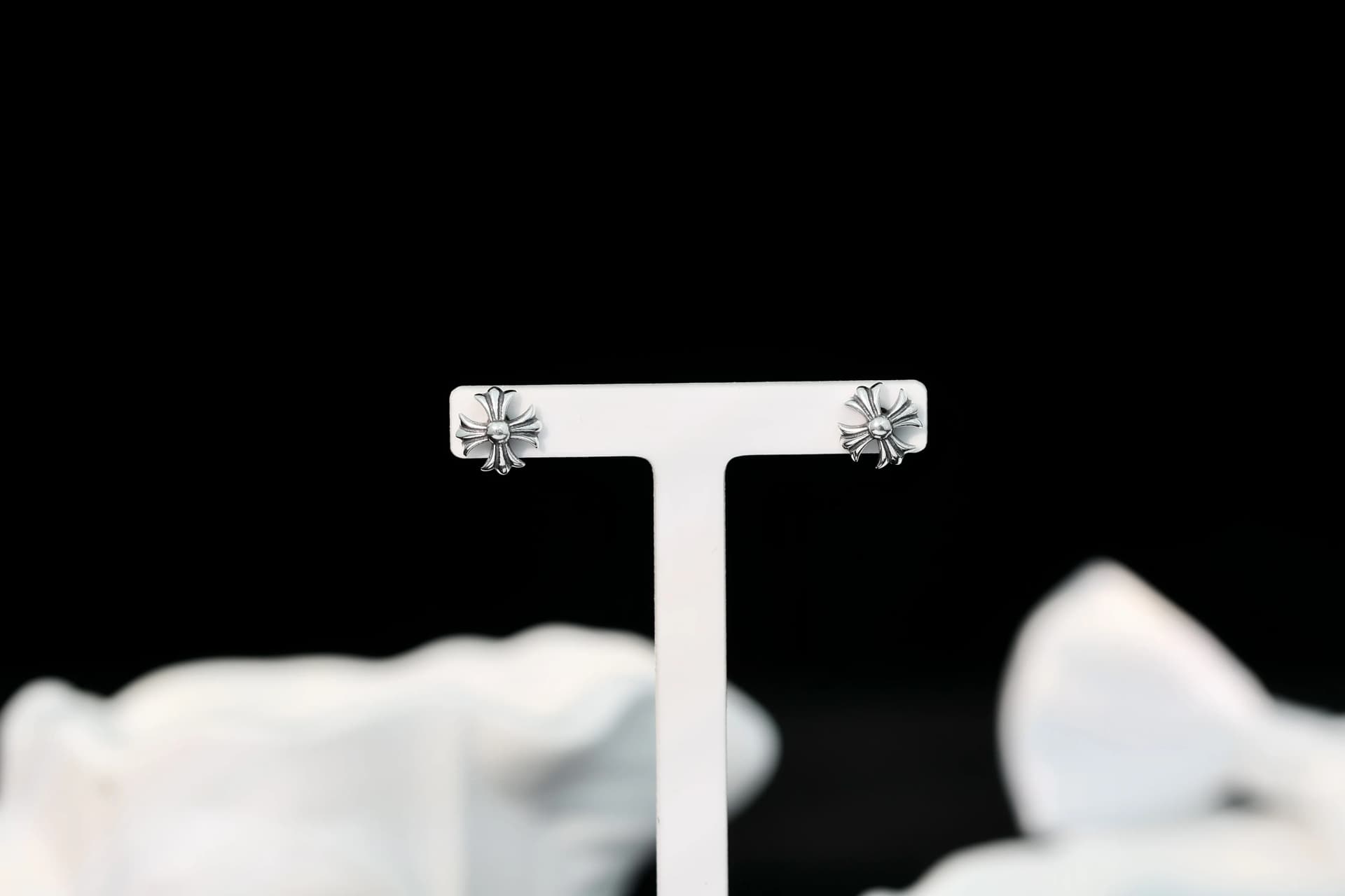 Серьги-пусеты Chrome Hearts Cross на белой подставке