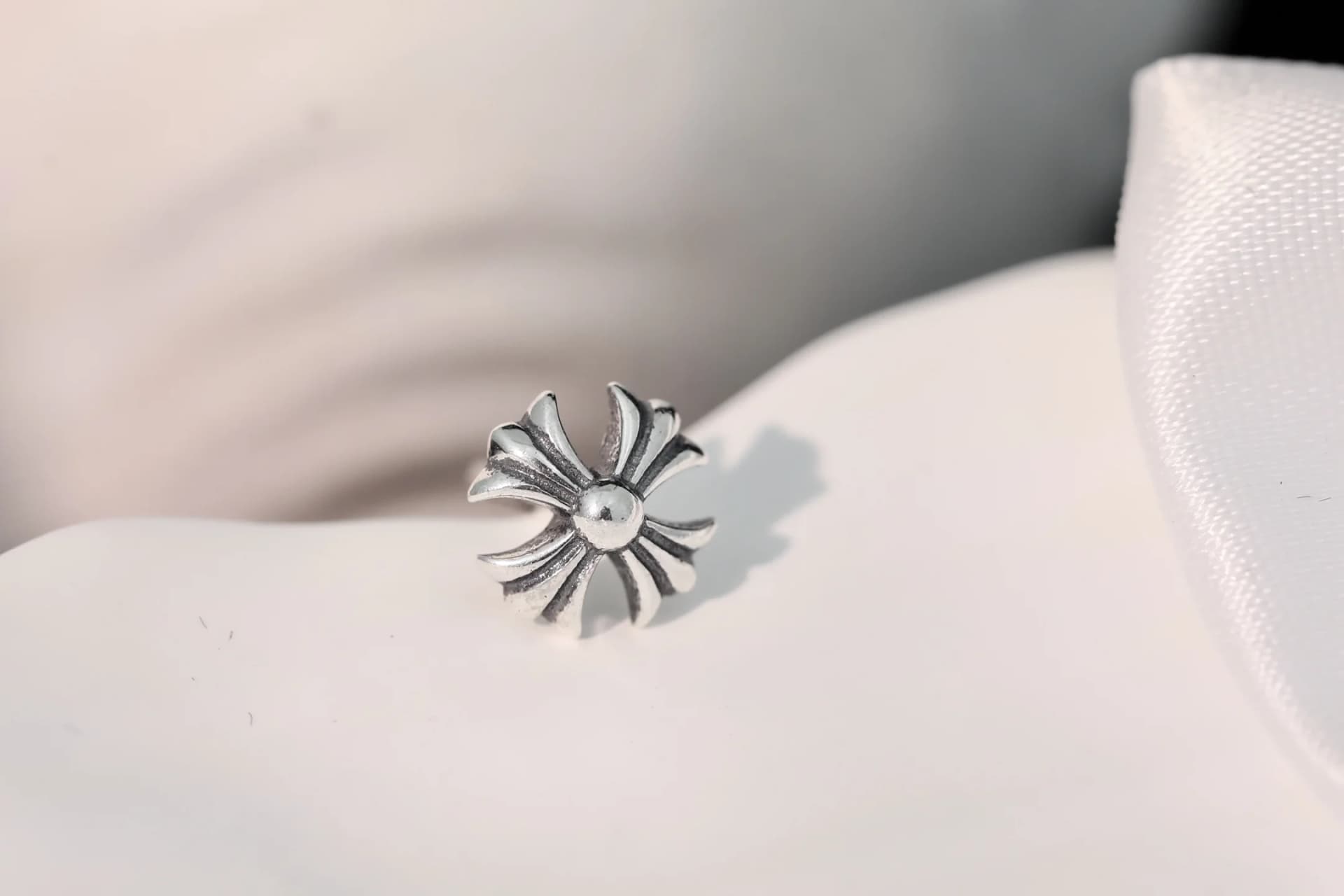 Фактурная лицевая сторона серебряной серьги Chrome Hearts