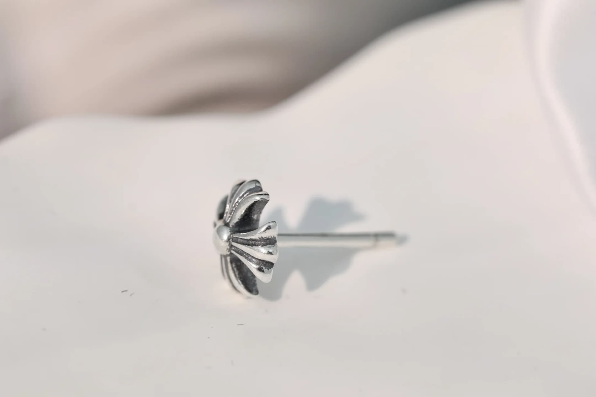 Вид сбоку на серьгу-гвоздик Chrome Hearts