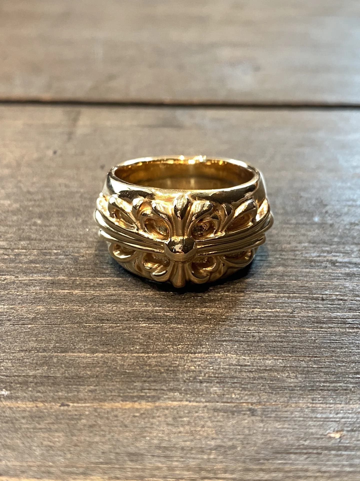 Золотое кольцо Chrome Hearts Keeper, вид спереди