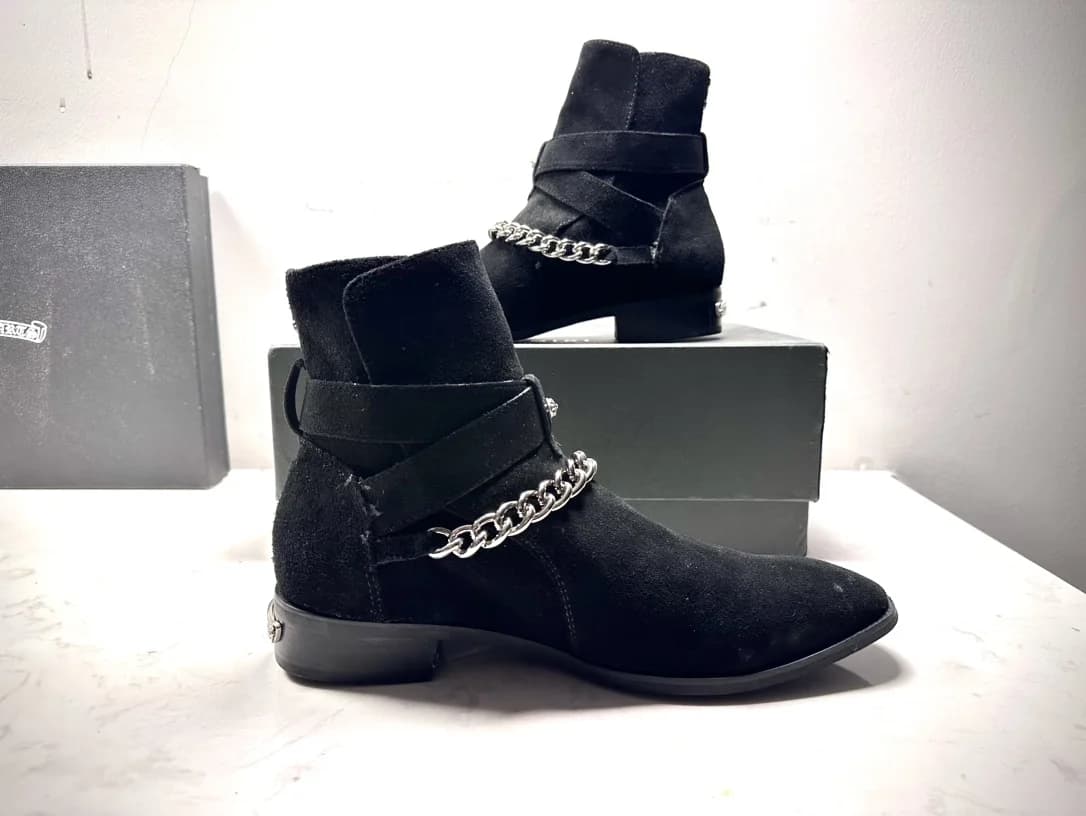 Черные замшевые ботинки Chrome Hearts с серебряной фурнитурой, вид сбоку