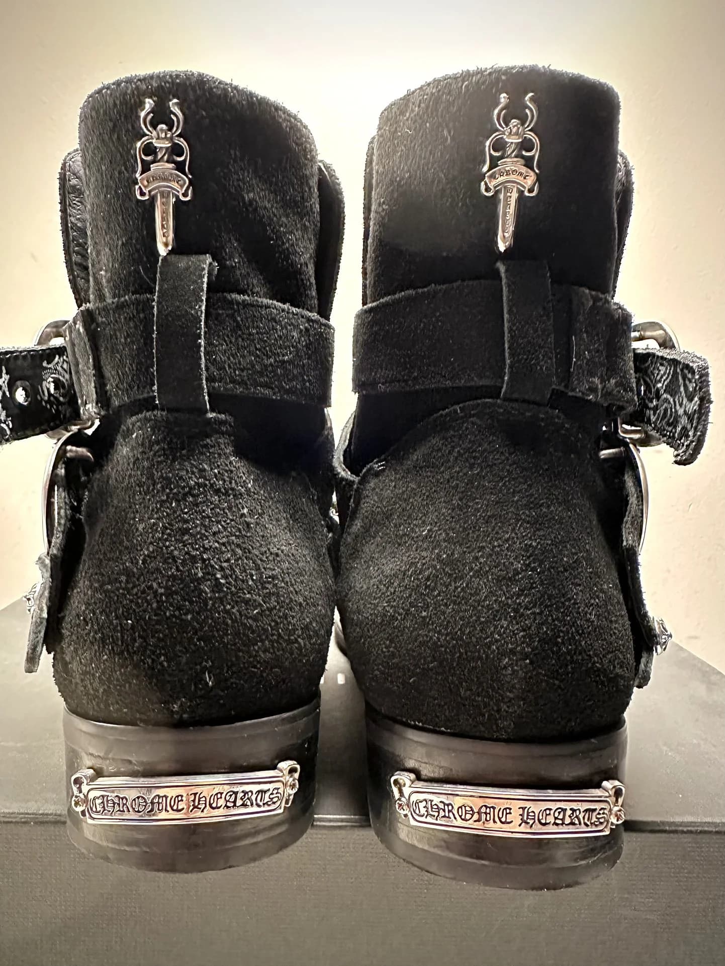 Задняя часть ботинок Chrome Hearts с серебряными подвесками-кинжалами и пластинами на каблуке