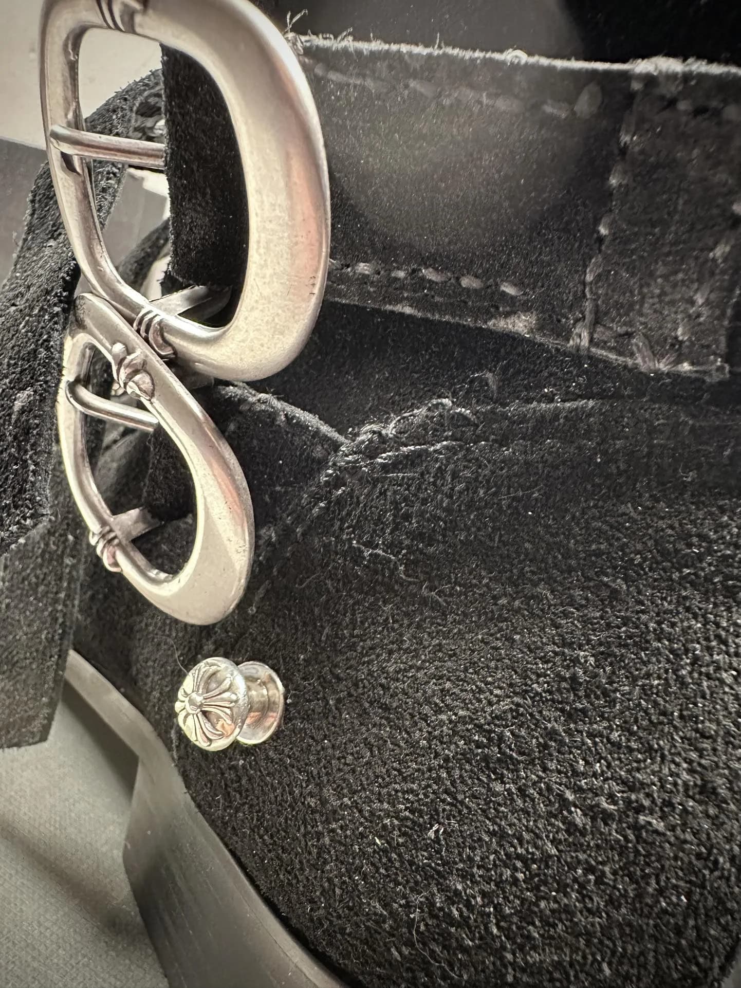 Деталь пряжки и заклепки в виде креста на ботинках Chrome Hearts