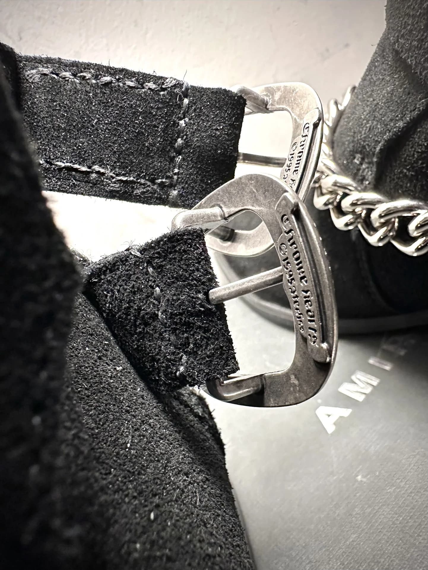 Крупный план пряжки с гравировкой Chrome Hearts