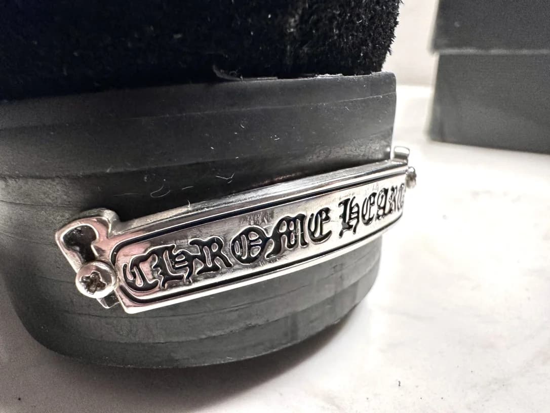 Серебряная пластина с логотипом Chrome Hearts на каблуке ботинка