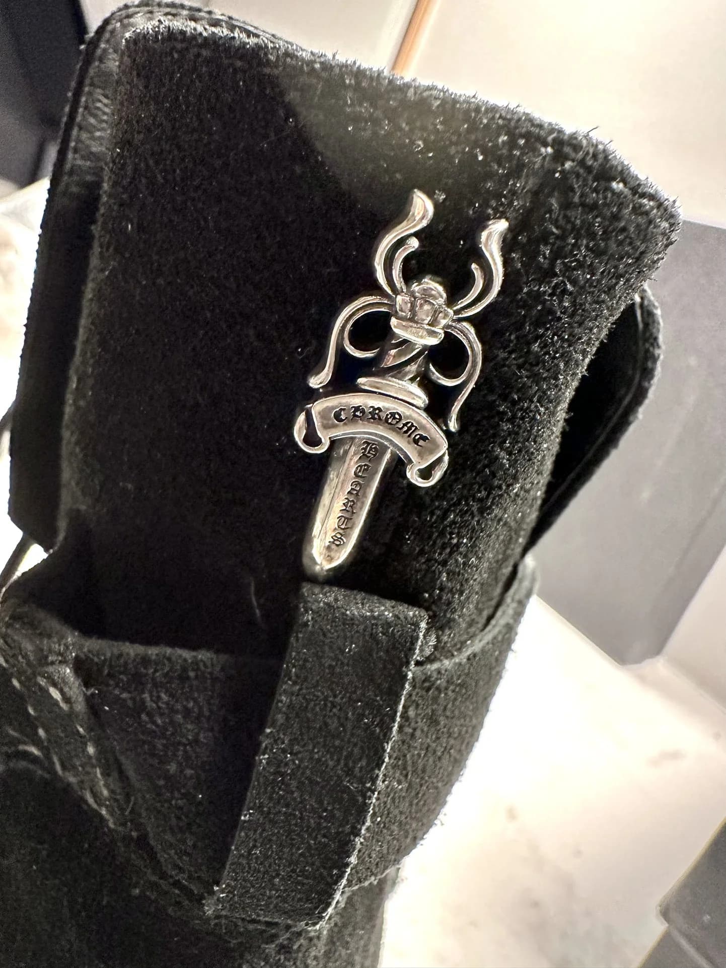 Серебряная подвеска в виде кинжала на заднике ботинка Chrome Hearts