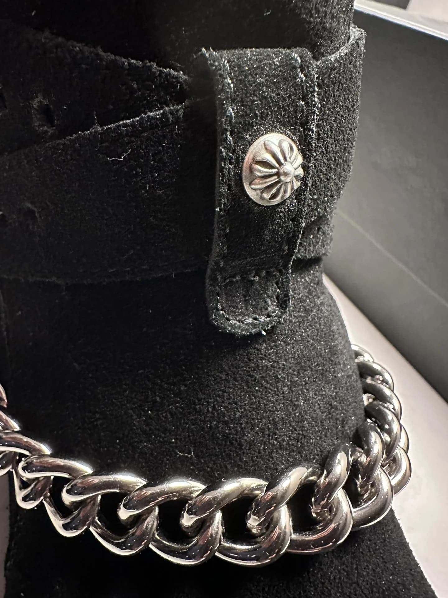 Декоративная цепочка и заклепка-крест на ботинках Chrome Hearts