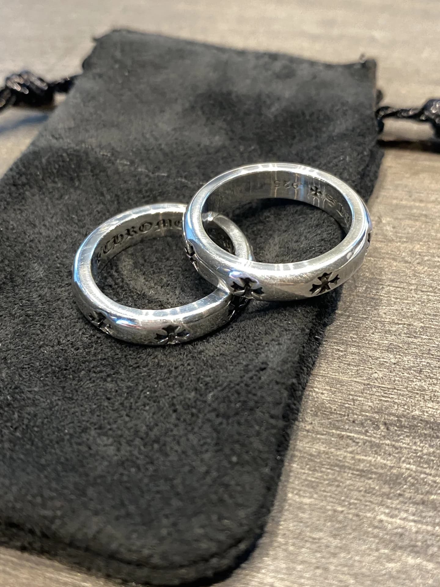Серебряные кольца Chrome Hearts с крестами на черном замшевом чехле