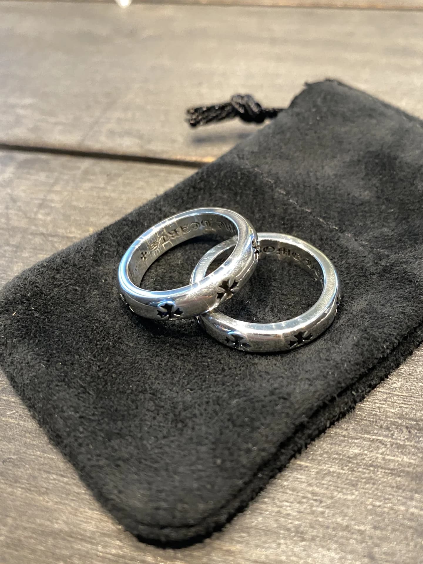 Два серебряных кольца Chrome Hearts с гравировкой на пыльнике