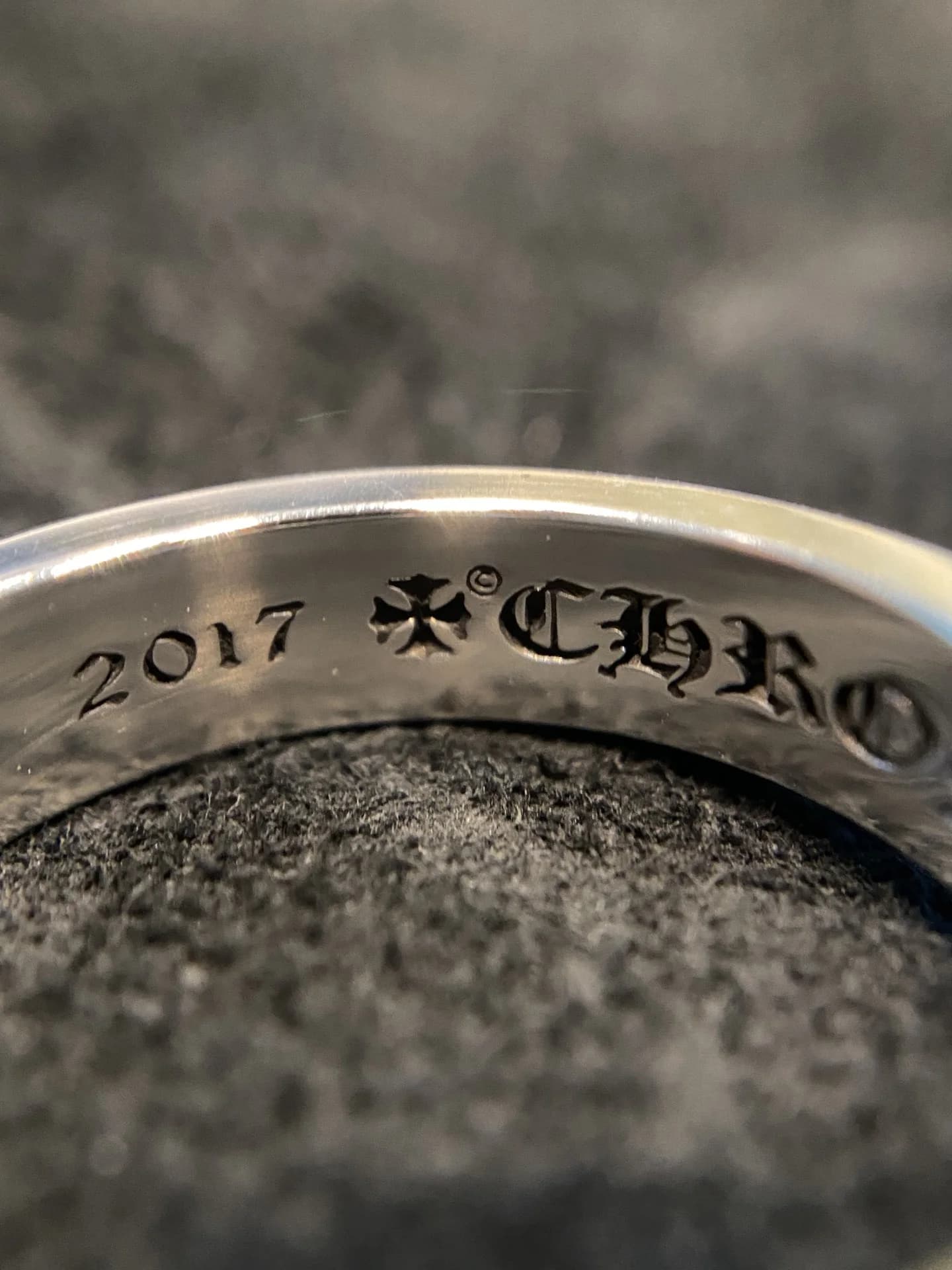 Крупный план гравировки Chrome Hearts 2017 на внутренней стороне кольца