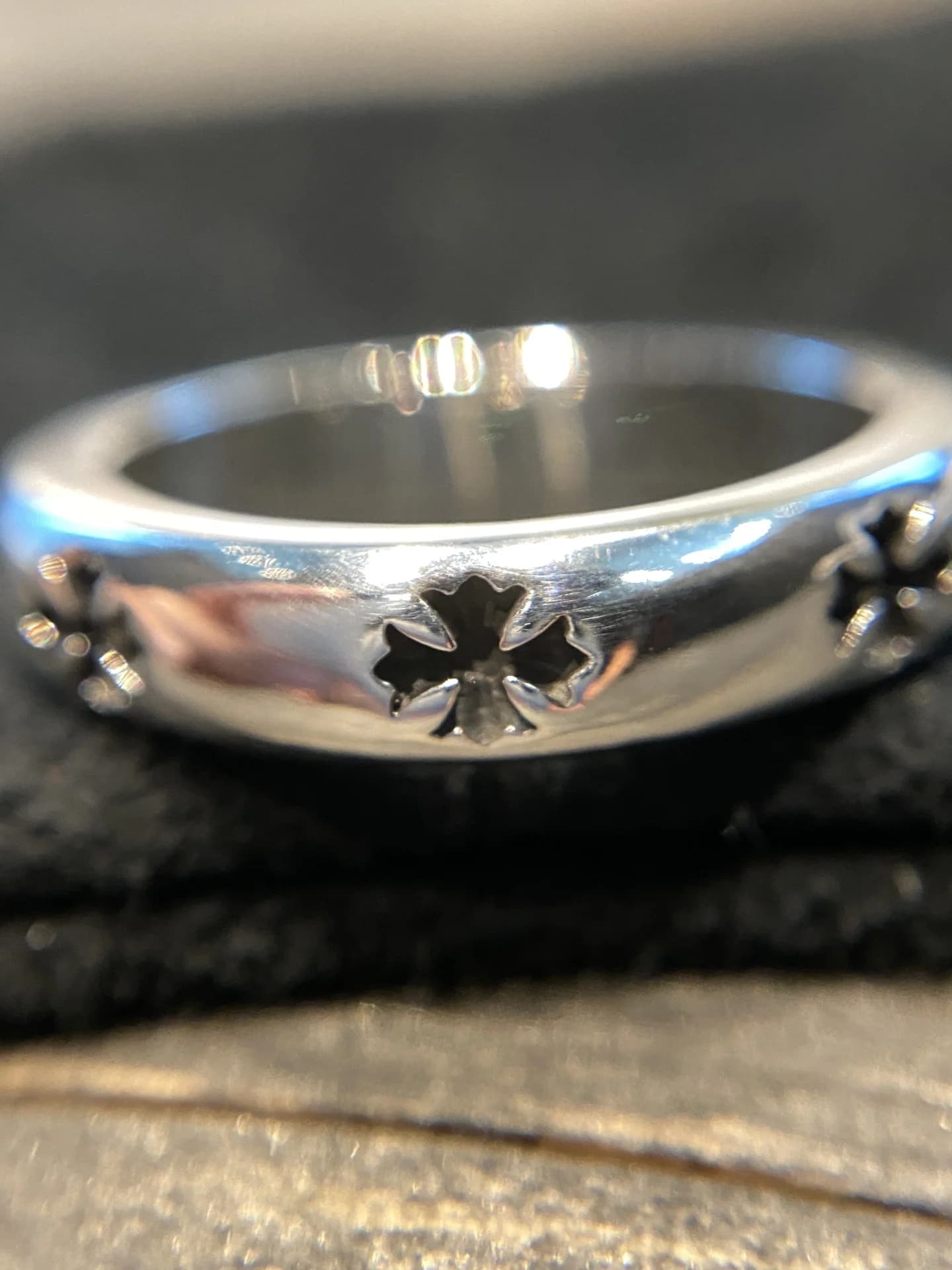 Деталь рельефного креста на серебряном кольце Chrome Hearts