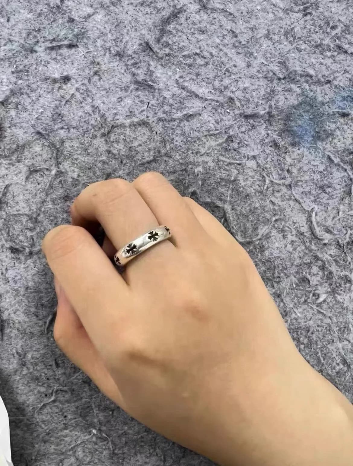 Серебряное кольцо Chrome Hearts с крестами на пальце