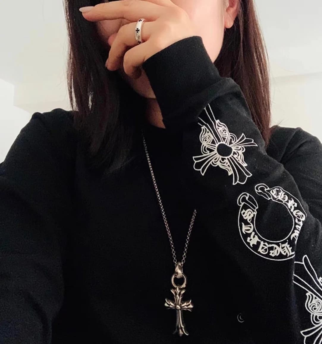 Пример ношения серебряного кольца Chrome Hearts в образе