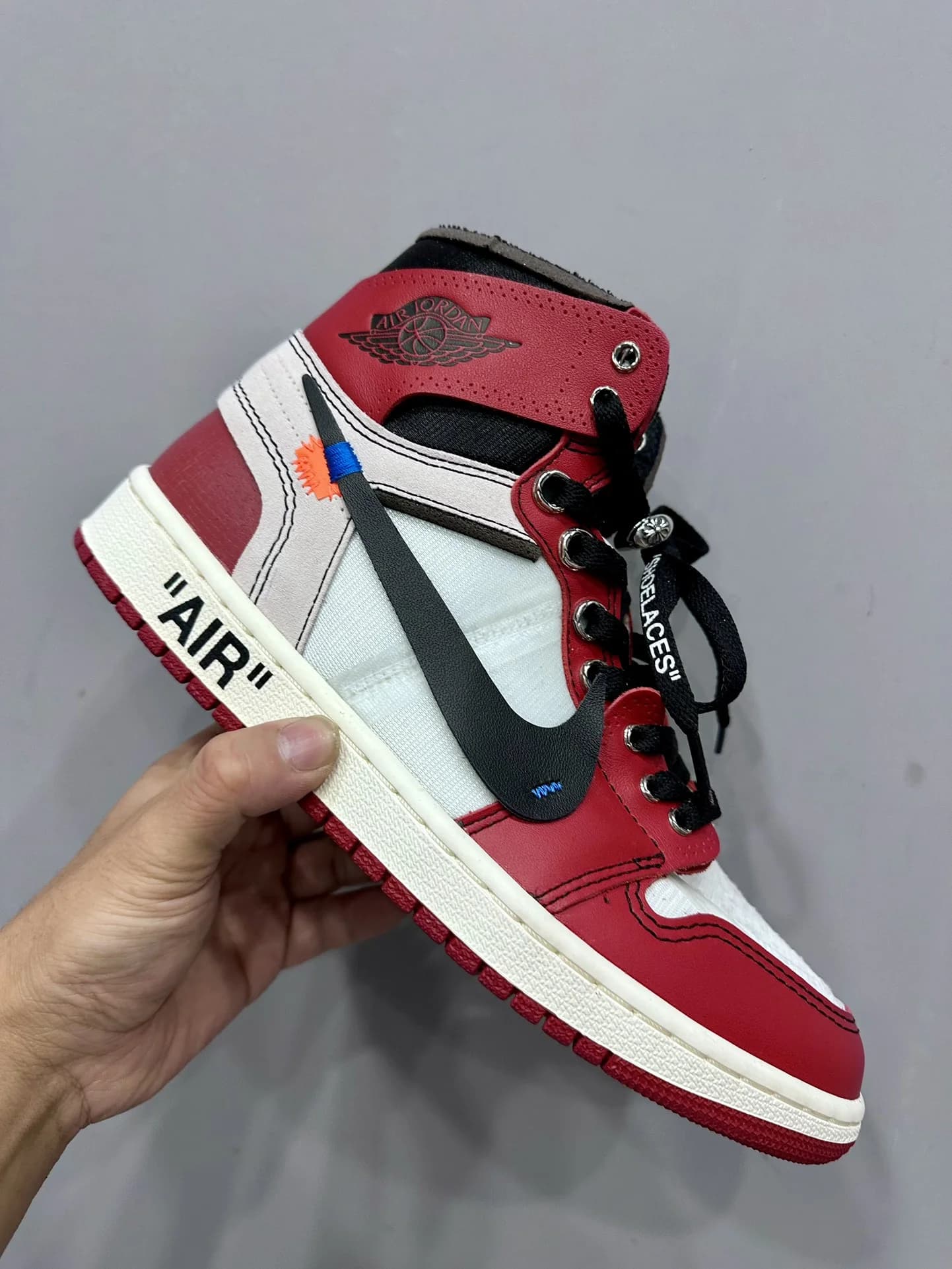 Кроссовки Chrome Hearts x Nike Air Jordan 1 Retro x Off-White Chicago в руке