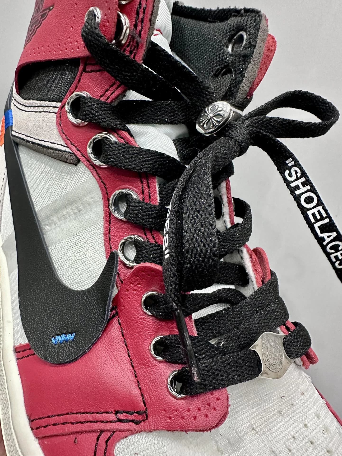 Деталь шнуровки кроссовок Chrome Hearts x Nike Air Jordan 1 Retro x Off-White с серебряным фиксатором