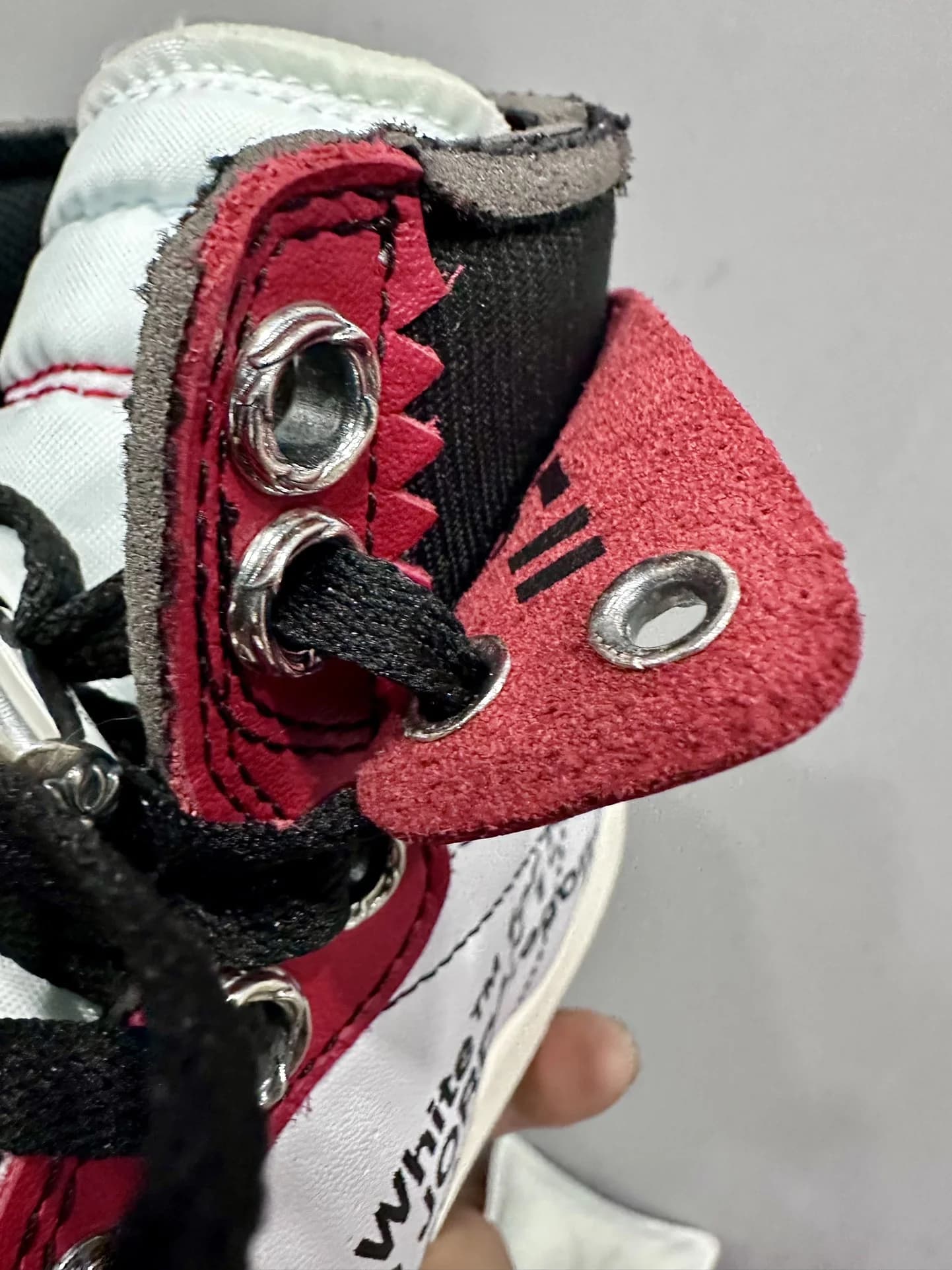 Деталь воротника кроссовок Chrome Hearts x Nike Air Jordan 1 Retro x Off-White с серебряными люверсами