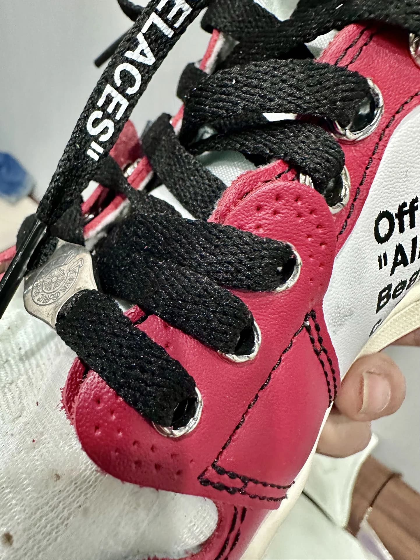 Деталь мыска кроссовок Chrome Hearts x Nike Air Jordan 1 Retro x Off-White с серебряным элементом