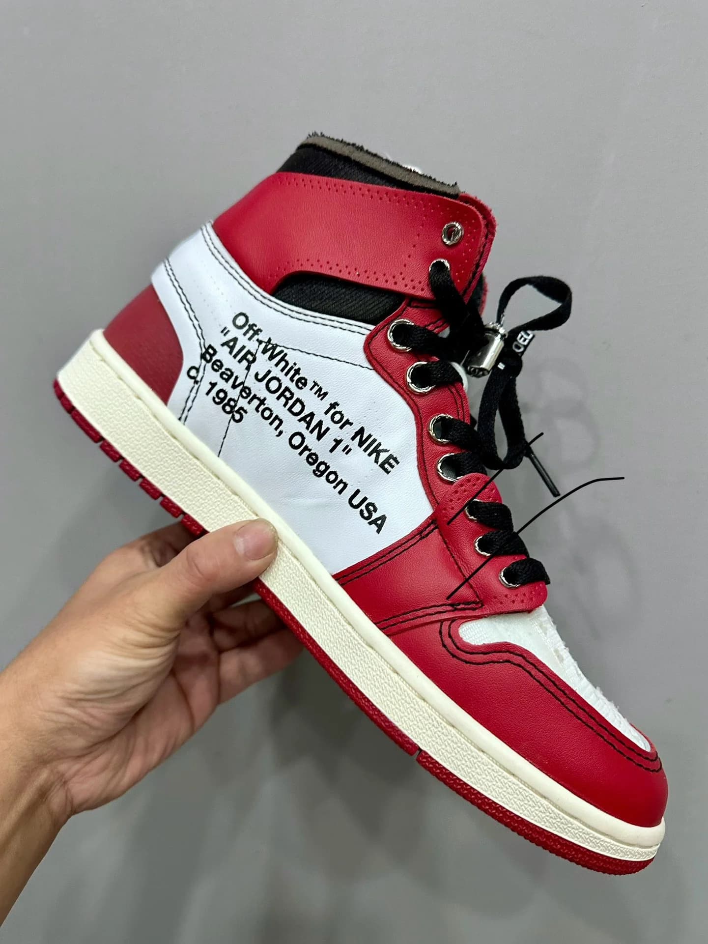 Внутренняя сторона кроссовок Chrome Hearts x Nike Air Jordan 1 Retro x Off-White с текстовым принтом