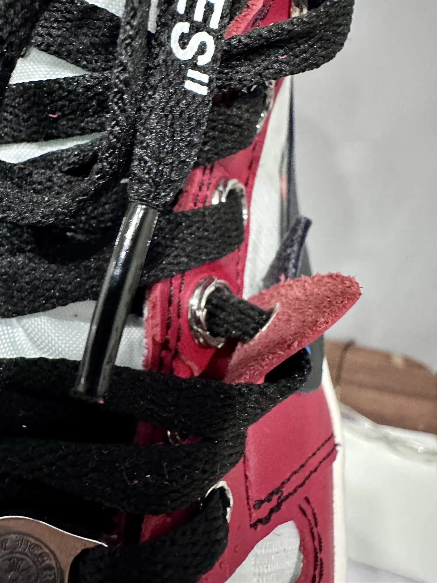 Деталь шнуровки кроссовок Chrome Hearts x Nike Air Jordan 1 Retro x Off-White сбоку