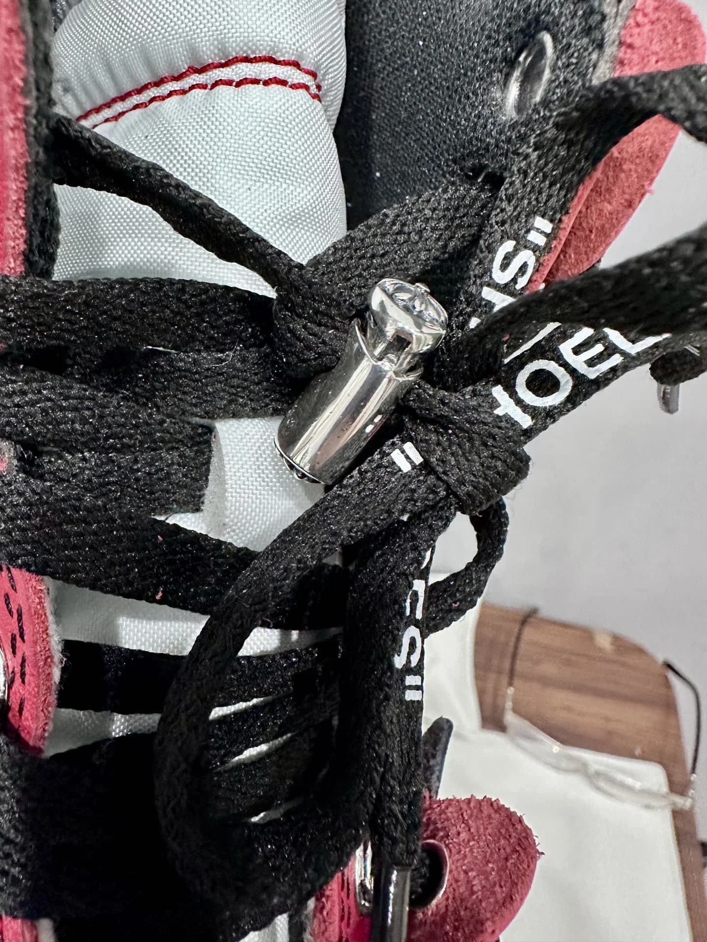 Серебряный фиксатор на шнурках кроссовок Chrome Hearts x Nike Air Jordan 1 Retro x Off-White