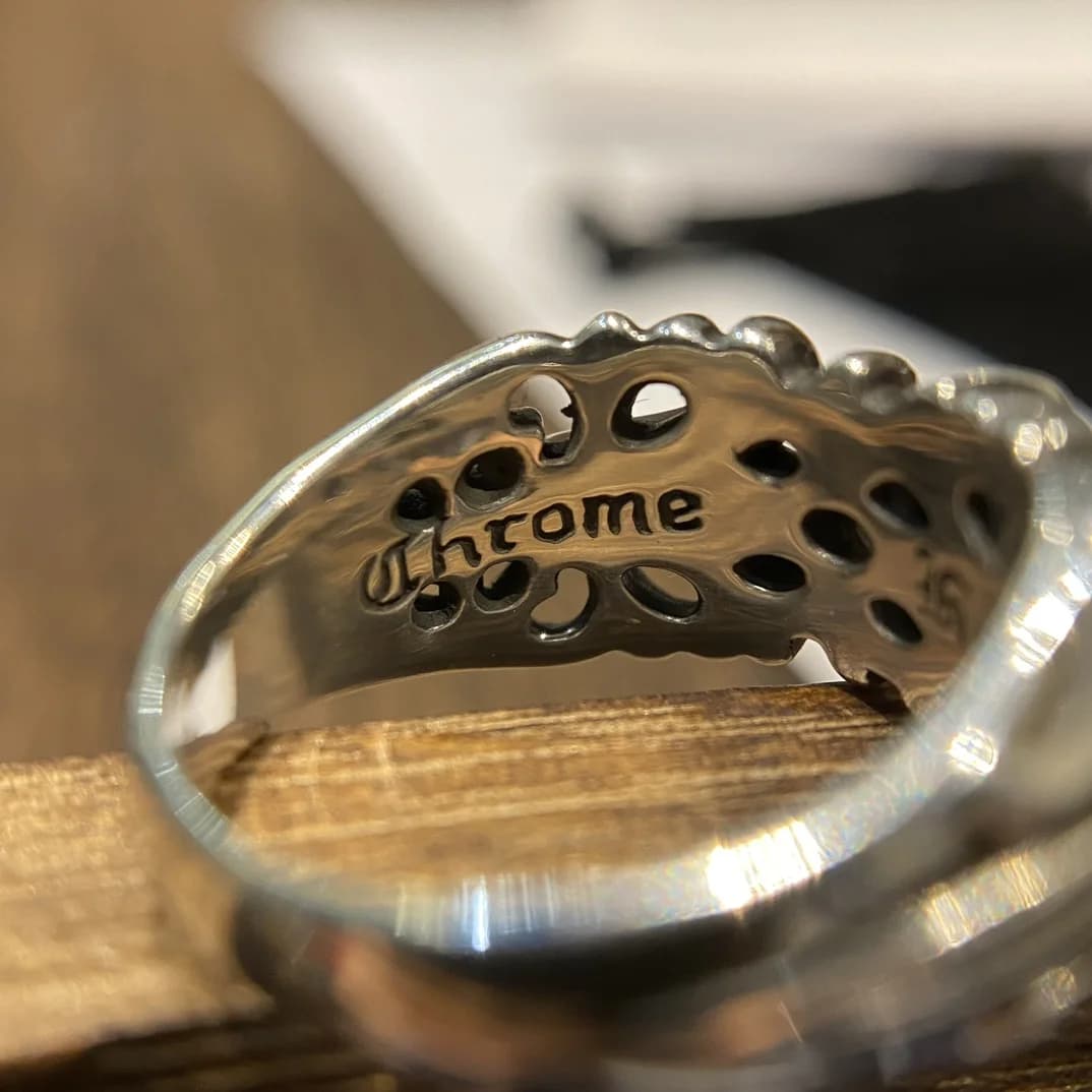 Внутренняя сторона серебряного кольца Chrome Hearts K&T с фирменной гравировкой