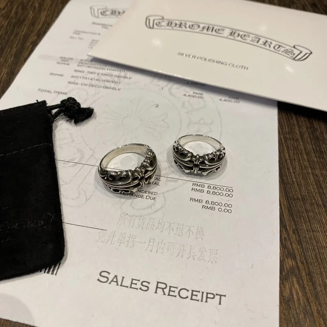 Два кольца Chrome Hearts K&T на фоне чека покупки и замшевого чехла