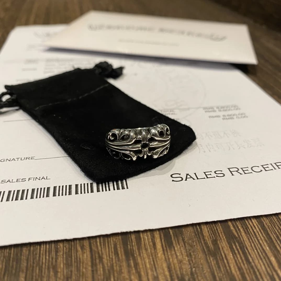 Кольцо Chrome Hearts K&T из серебра 925 пробы крупным планом