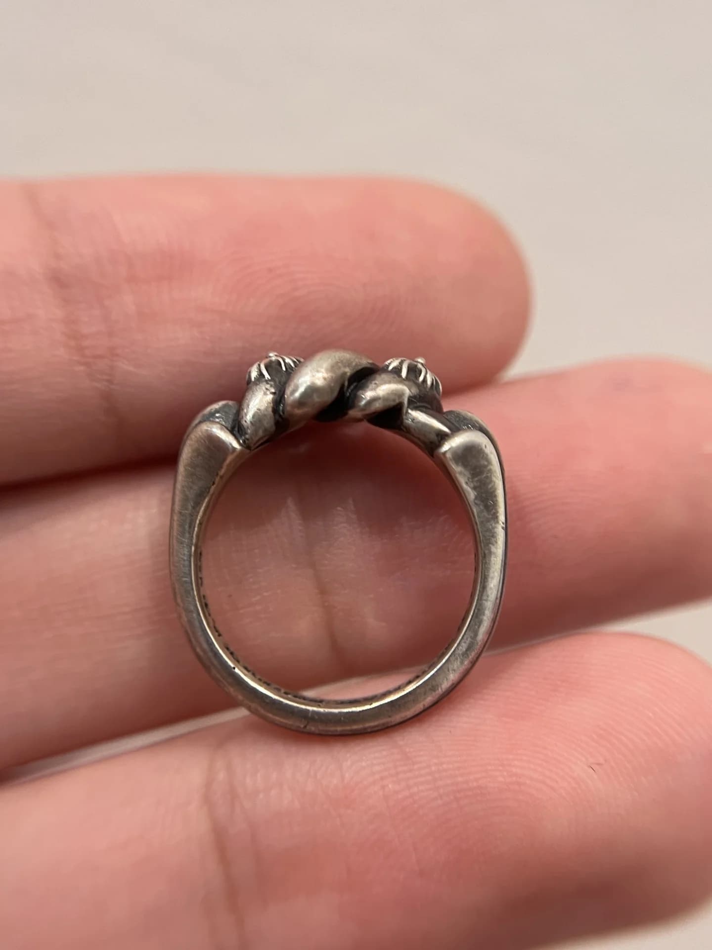 Кольцо Chrome Hearts из серебра 925 пробы, вид со стороны шинки