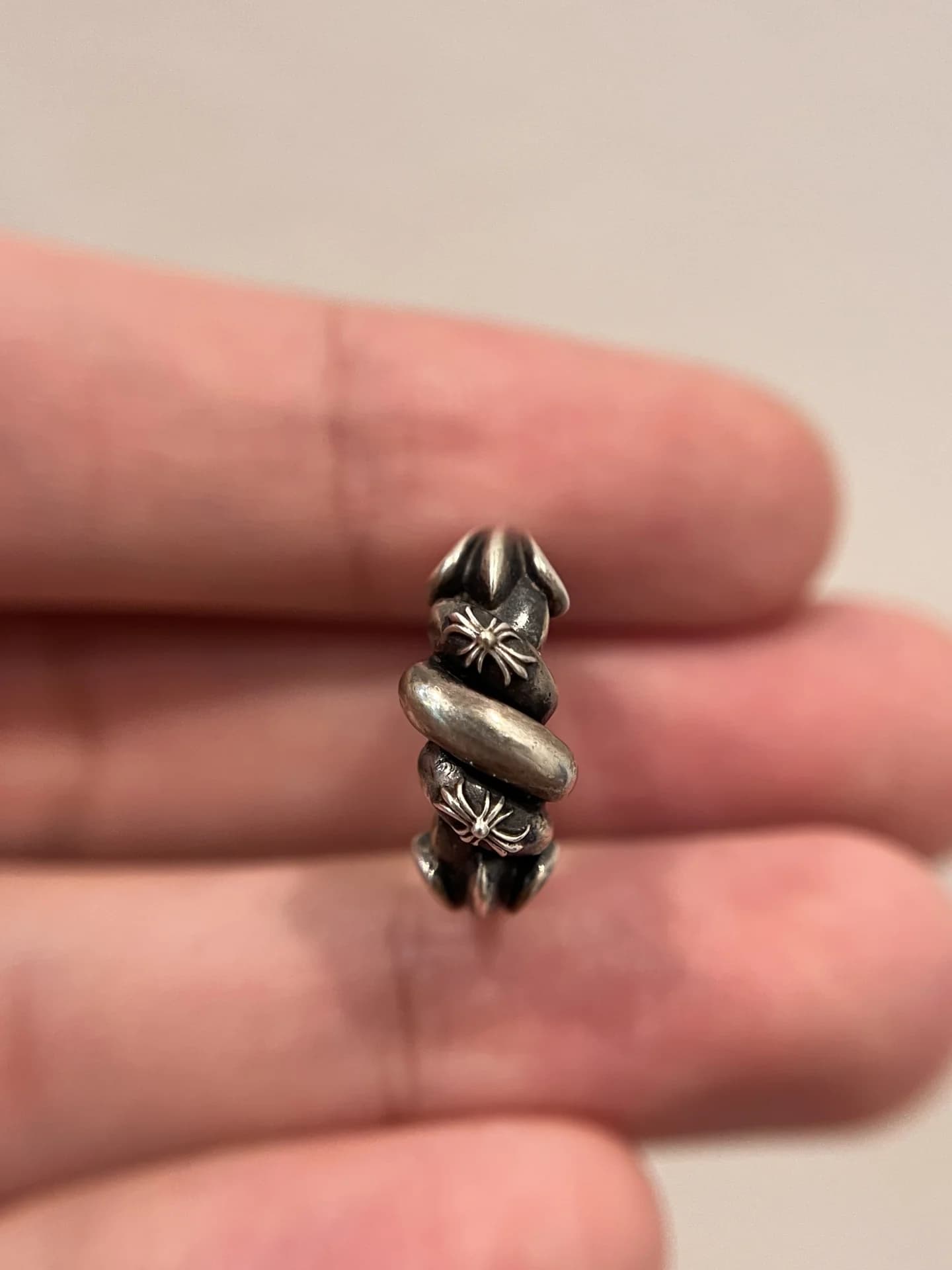 Фактурный витой узор кольца Chrome Hearts с крестовыми элементами