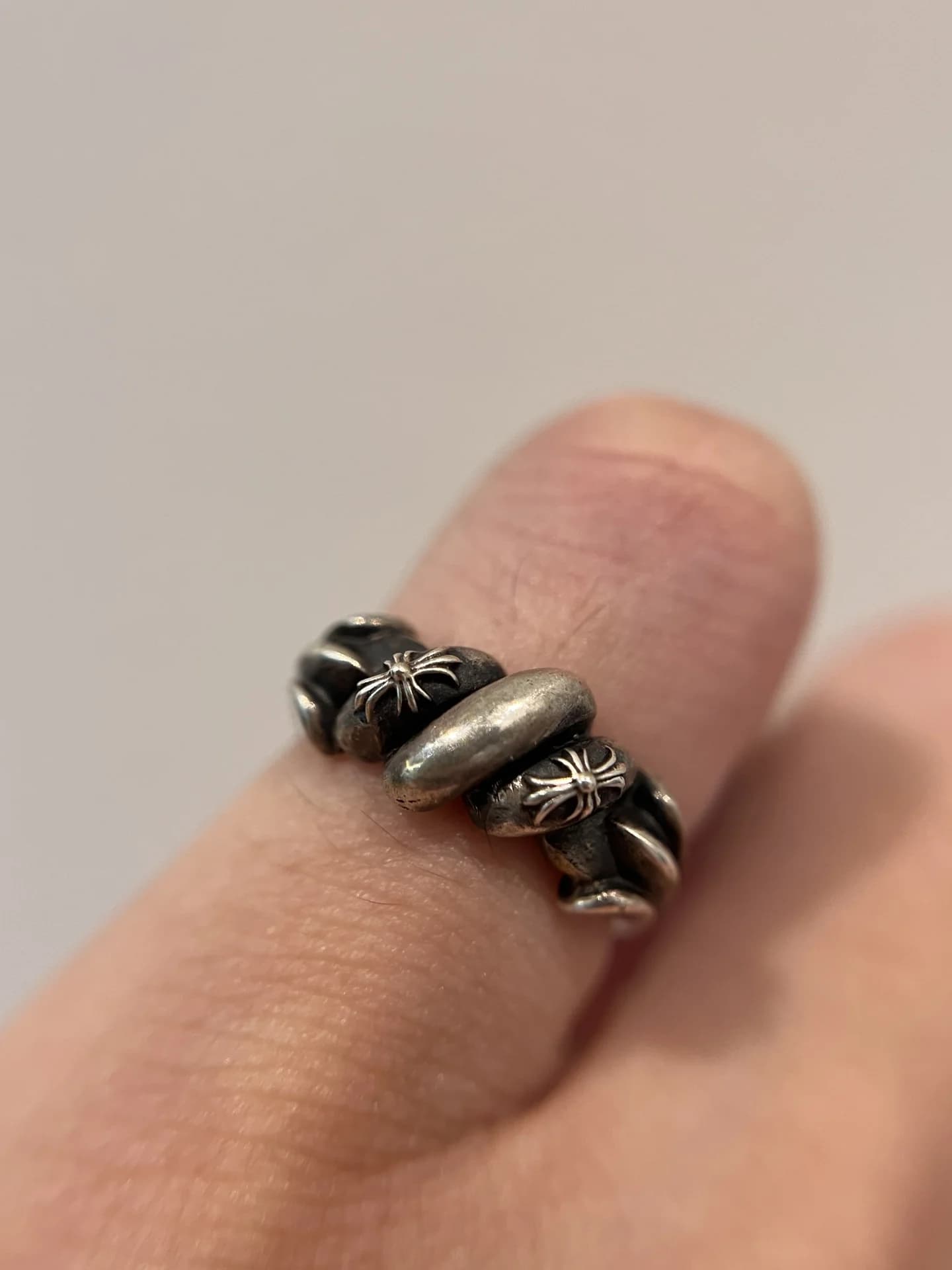 Серебряное кольцо Chrome Hearts на пальце