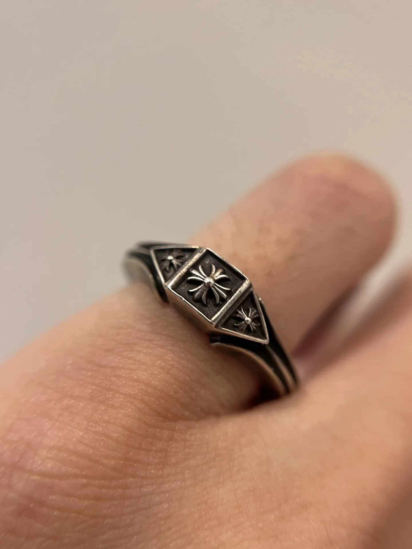 Примерка кольца Chrome Hearts
