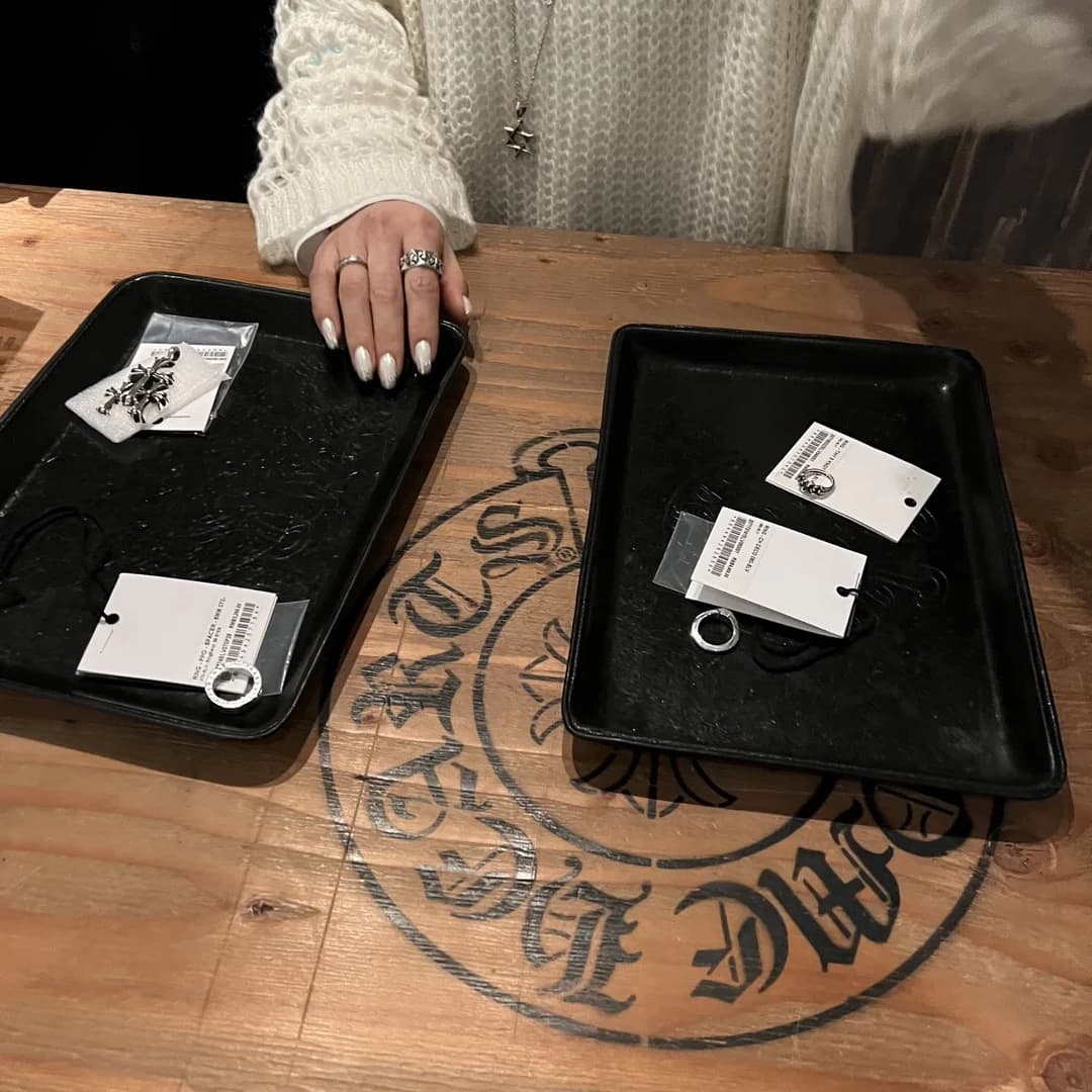 Осмотр украшений Chrome Hearts в бутике бренда