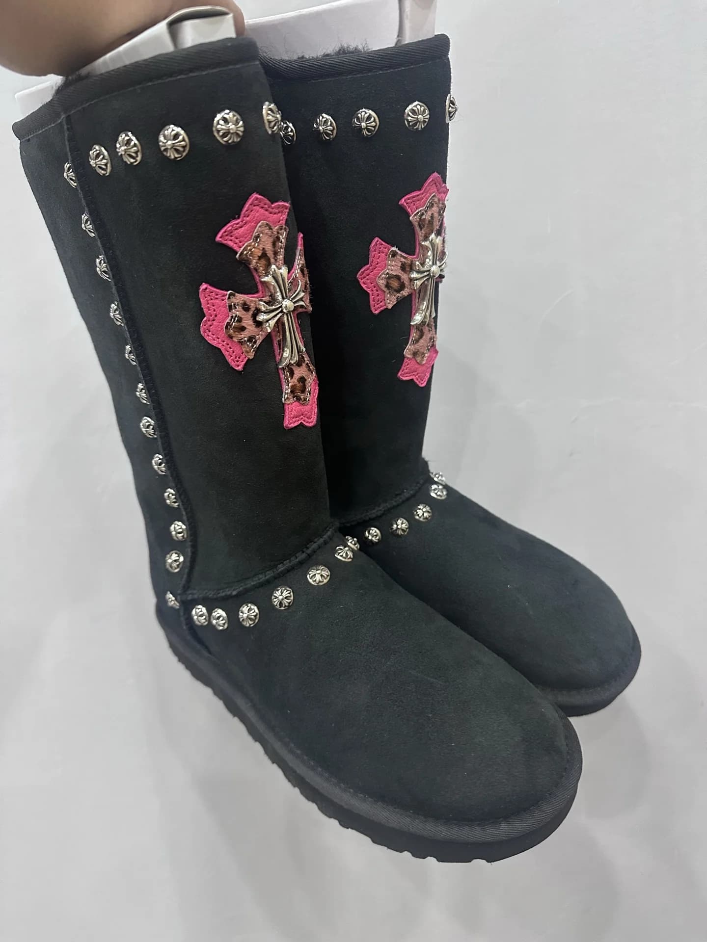 Высокие черные замшевые сапоги-угги Chrome Hearts x UGG Classic с розовыми леопардовыми крестами и серебряными заклепками