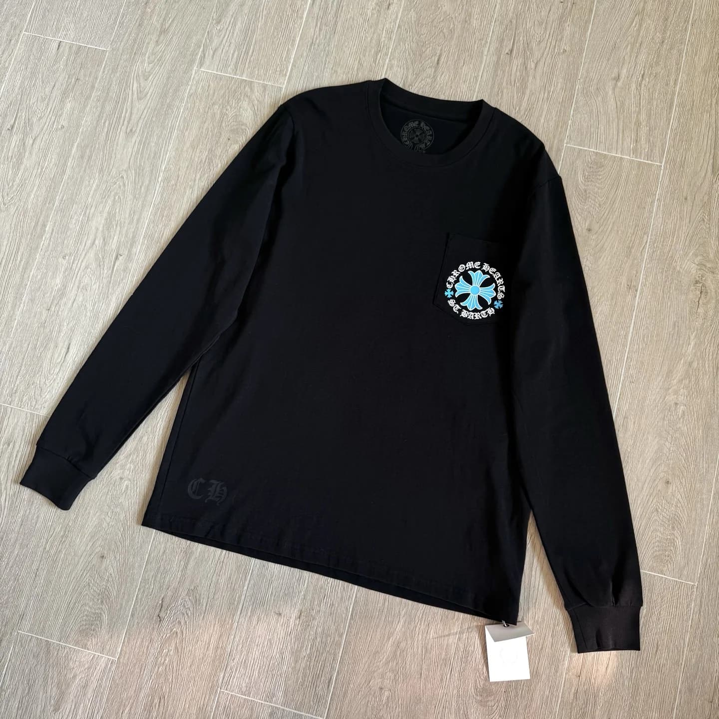 Черный лонгслив Chrome Hearts St. Barth, вид сзади с голубым принтом