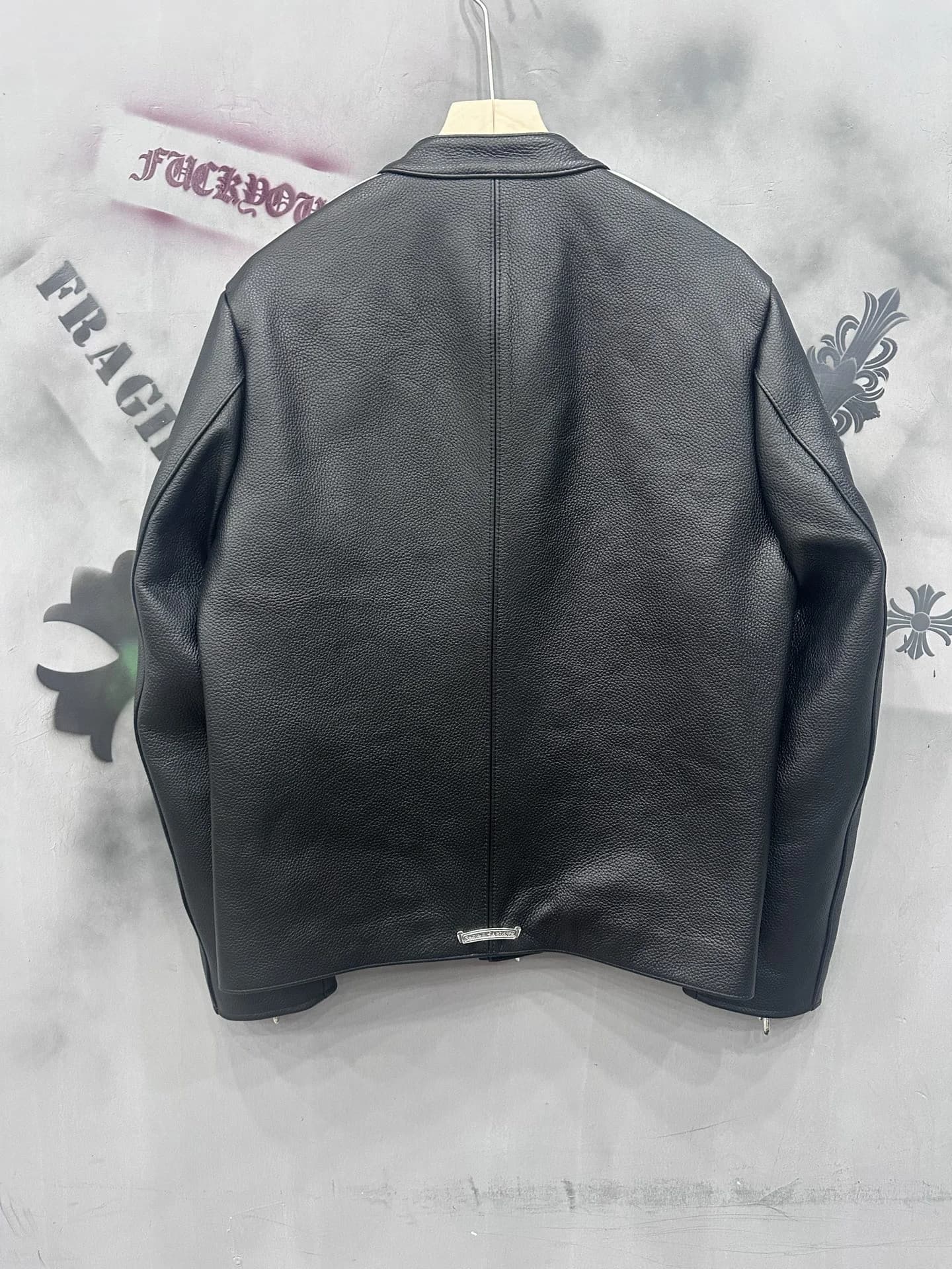 Черная кожаная куртка Chrome Hearts, вид сзади