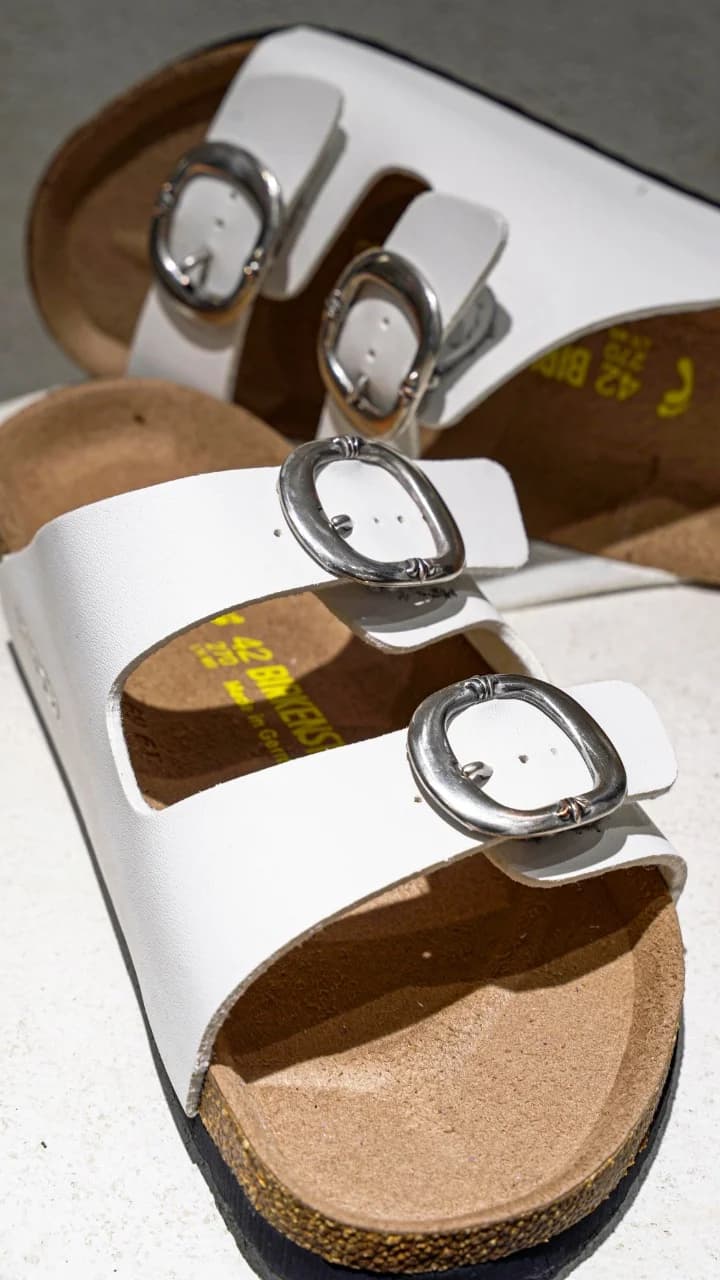 Белые сандалии Chrome Hearts x Birkenstock Arizona, вид сбоку