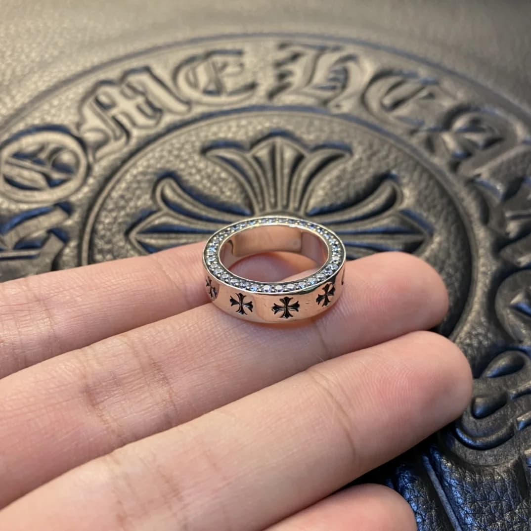 Серебряное кольцо Chrome Hearts Forever с крестами и стразами на руке