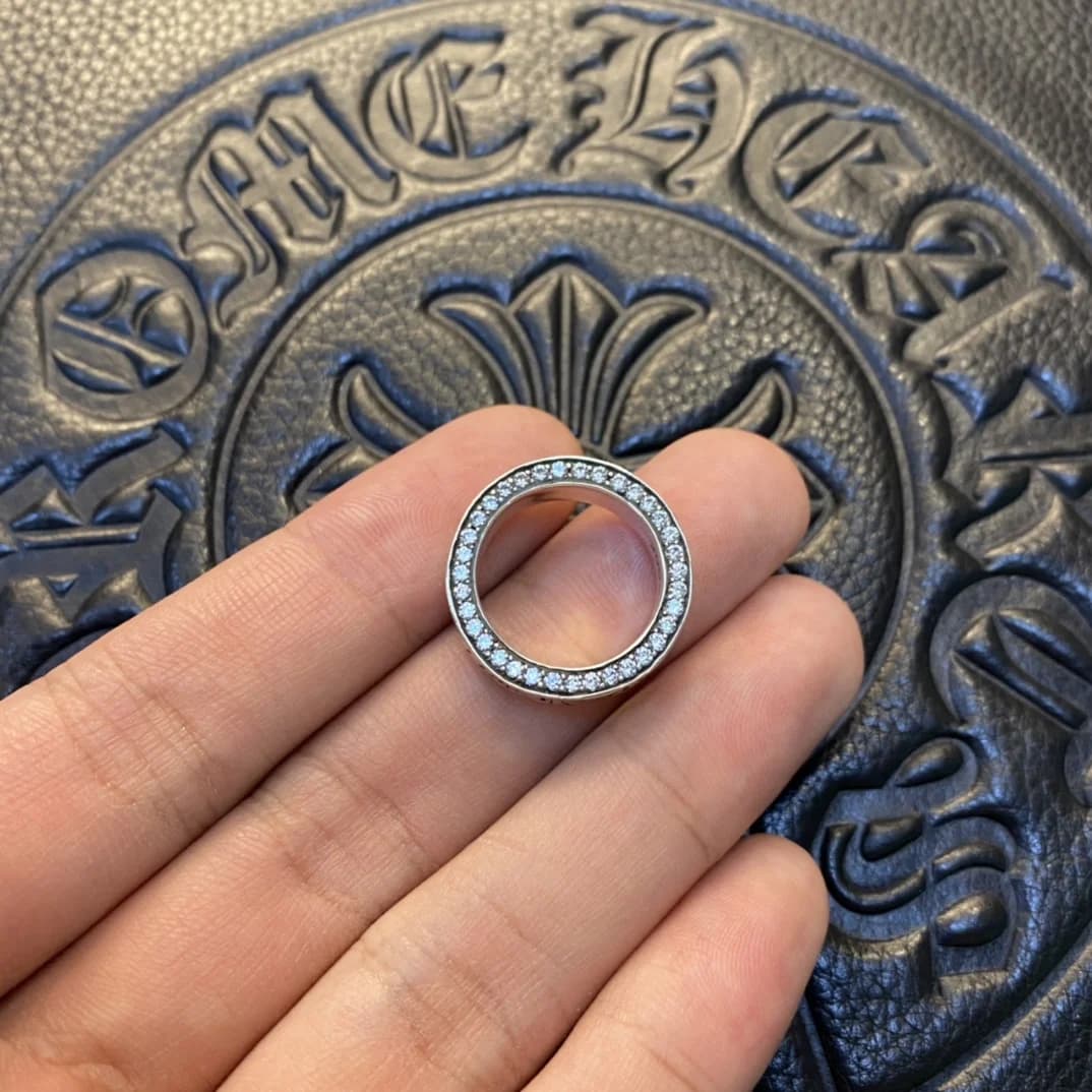 Вид сверху на инкрустированный стразами торец кольца Chrome Hearts